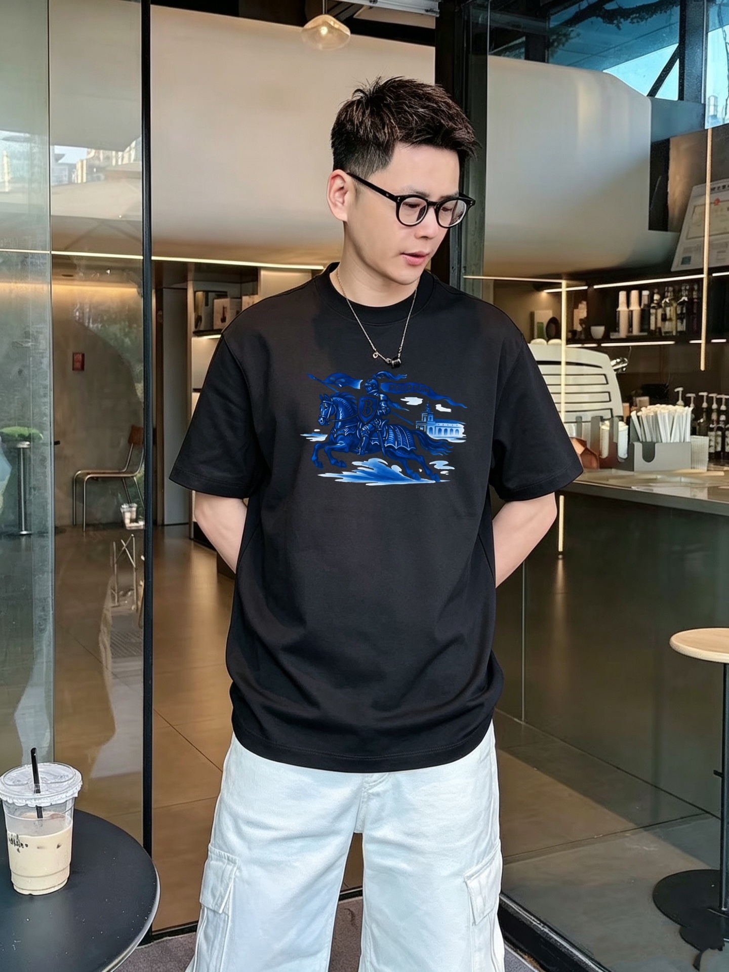 NO:914131,Burberry's high-end version of top-quality goods 2026 spring and summer new debut counter latest short-sleeved round neck T-shirt high-end custom design avant-garde fashion!  The brand logo is printed using high-end custom-made 280g double sand pure cotton fabric. It feels soft and comfortable to wear. It has counter-level exquisite stitching and fine workmanship. The upper body effect is incomparably handsome!  A must-have item for men and women alike!  Size M～XXXL. Please state your height and weight when ordering. Wearing up to 200 pounds, black and white, burberry, T-shirt, tees, t-shirt,19860909巴宝利 高版本顶级货品2026春夏新款首发专柜最新款短袖圆领T恤 高端订制 设计前卫时尚！品牌logo釆用印花工艺 高端定制280克双沙纯棉面料.手感柔软.穿着舒适.专柜级别精致车线.做工精细.上身效果无敌帅气！男女同款情侣必备单品！码数M～XXXL下单报身高体重 最大穿200斤,黑白,,burberry,T-shirt,tees，t-shirt,,Men's clothing
