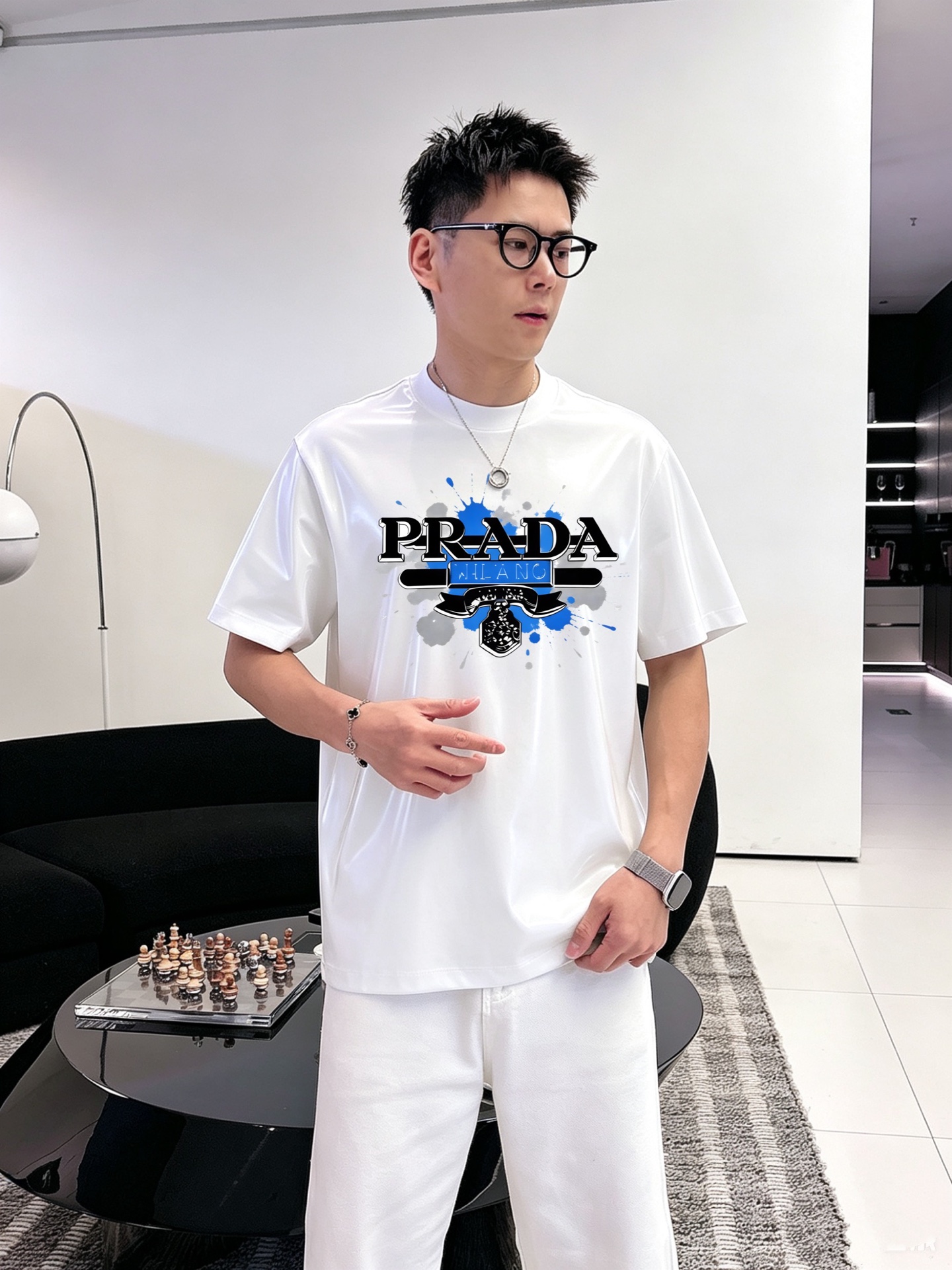 NO:957549,PRADA's high-end version of top-quality goods 2026 spring and summer new debut counter latest short-sleeved round neck T-shirt, high-end custom design, avant-garde and fashionable!  The brand logo is printed using high-end custom-made 280g double sand pure cotton fabric. It feels soft and comfortable to wear. It has counter-level exquisite stitching and fine workmanship. The upper body effect is incomparably handsome!  A must-have item for men and women alike!  Size M～XXXL. Please state your height and weight when ordering. Wearing up to 200 pounds, black and white, prada, prada, T-shirt, tees, t-shirt,19860909普拉达PRADA 高版本顶级货品2026春夏新款首发专柜最新款短袖圆领T恤 高端订制 设计前卫时尚！品牌logo釆用印花工艺 高端定制280克双沙纯棉面料.手感柔软.穿着舒适.专柜级别精致车线.做工精细.上身效果无敌帅气！男女同款情侣必备单品！码数M～XXXL下单报身高体重 最大穿200斤,黑白,,prada,prada,T-shirt,tees，t-shirt,,Men's clothing