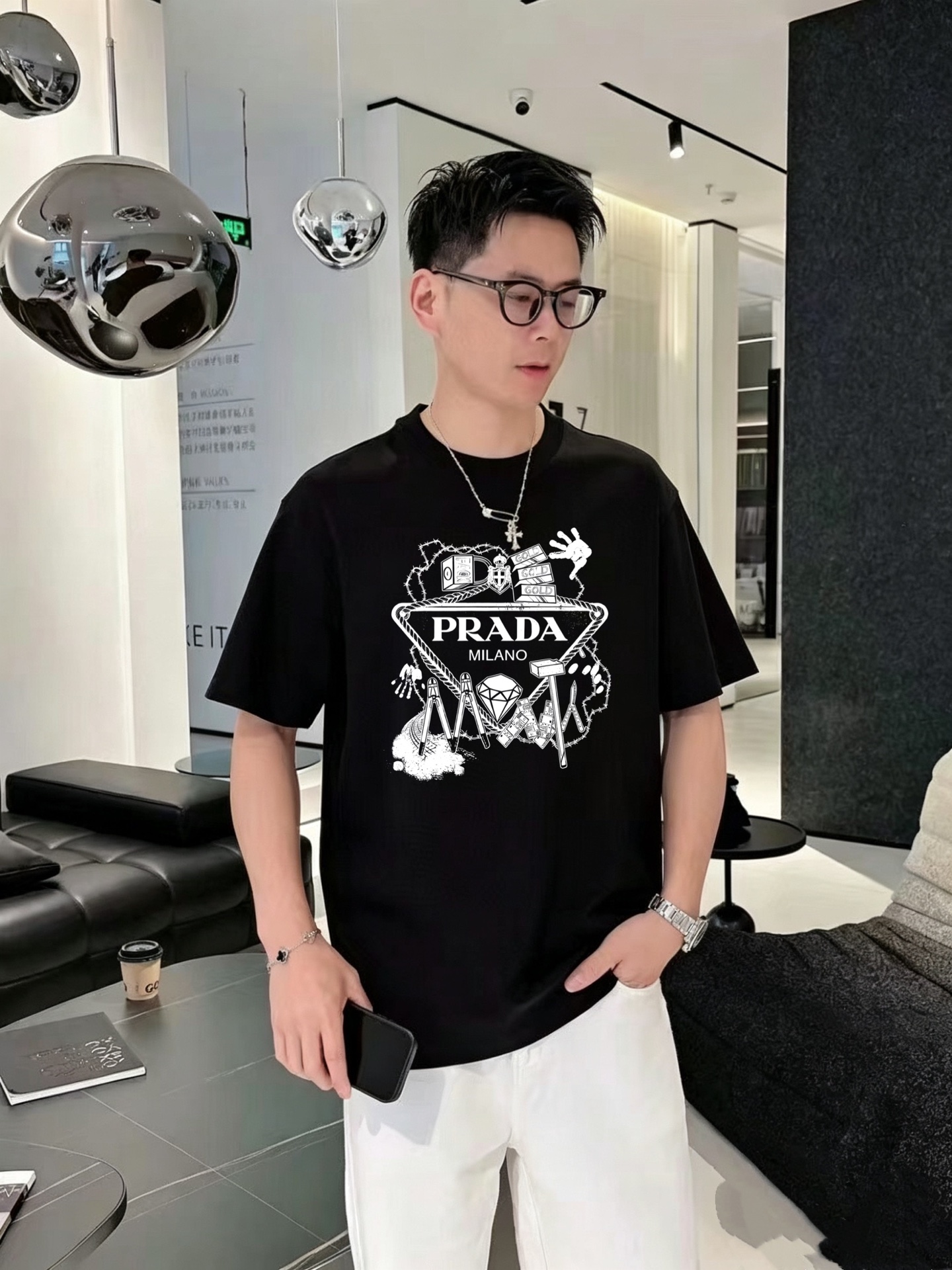 NO:937944,PRADA's high-end version of top-notch products 2026 spring and summer new debut counter, the latest short-sleeved round-neck T-shirt, high-end customization, avant-garde and fashionable design!  The brand logo is printed using high-end custom-made 280g double sand pure cotton fabric. It feels soft and comfortable to wear. It has counter-level exquisite stitching and fine workmanship. The upper body effect is incomparably handsome!  A must-have item for men and women alike!  Size M～XXXL. Please state your height and weight when ordering. Wearing up to 200 pounds, black and white, prada, prada, T-shirt, tees, t-shirt,19860909普拉达PRADA 高版本顶级货品2026春夏新款首发专柜最新款短袖圆领T恤 高端订制 设计前卫时尚！品牌logo釆用印花工艺 高端定制280克双沙纯棉面料.手感柔软.穿着舒适.专柜级别精致车线.做工精细.上身效果无敌帅气！男女同款情侣必备单品！码数M～XXXL下单报身高体重 最大穿200斤,黑白,,prada,prada,T-shirt,tees，t-shirt,,Men's clothing