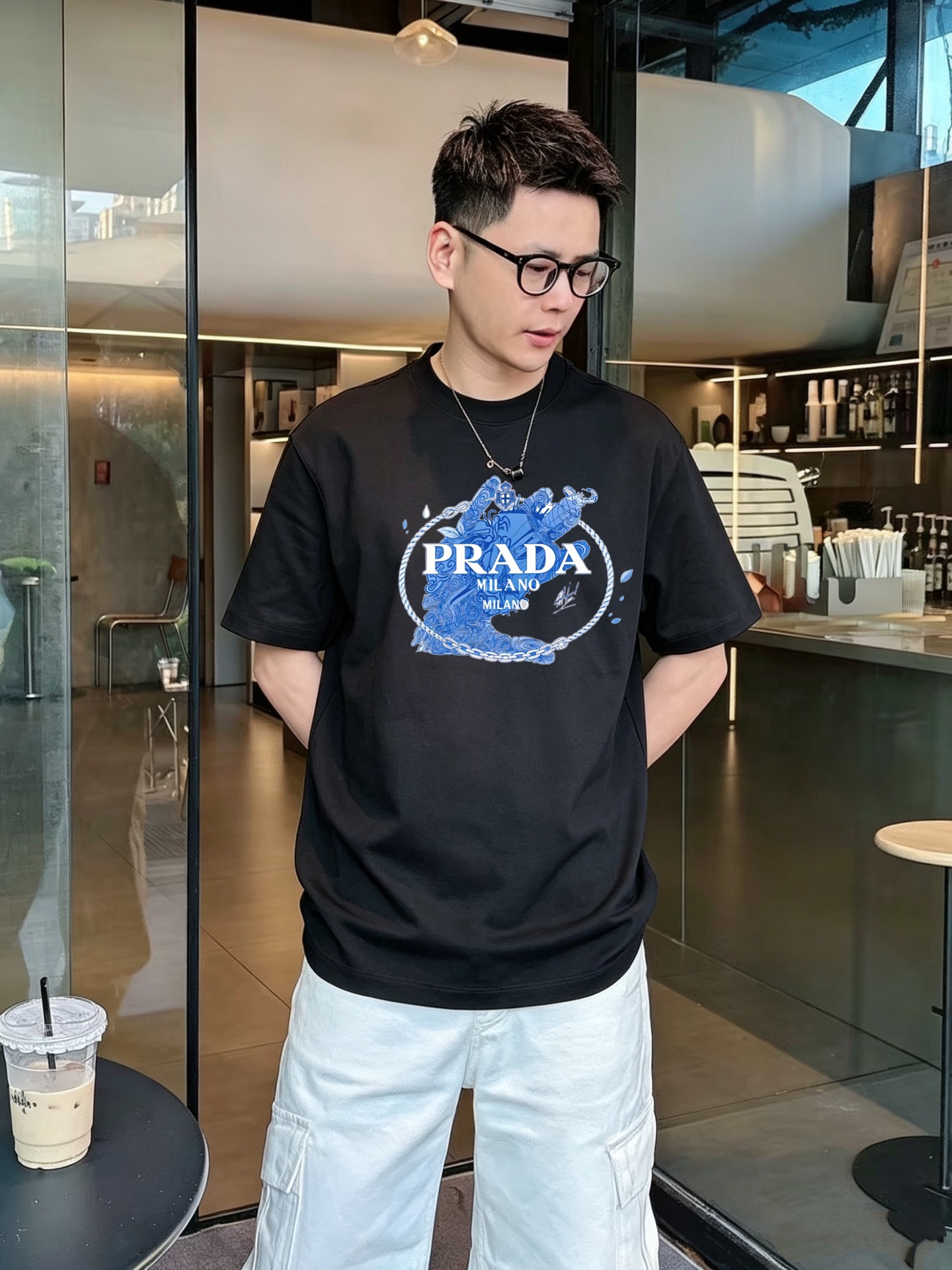 NO:914137,PRADA's high-end version of top-notch products 2026 spring and summer new debut counter, the latest short-sleeved round-neck T-shirt, high-end customization, avant-garde and fashionable design!  The brand logo is printed using high-end custom-made 280g double sand pure cotton fabric. It feels soft and comfortable to wear. It has counter-level exquisite stitching and fine workmanship. The upper body effect is incomparably handsome!  A must-have item for men and women alike!  Size M～XXXL. Please state your height and weight when ordering. Wearing up to 200 pounds, black and white, prada, prada, T-shirt, tees, t-shirt,19860909普拉达PRADA 高版本顶级货品2026春夏新款首发专柜最新款短袖圆领T恤 高端订制 设计前卫时尚！品牌logo釆用印花工艺 高端定制280克双沙纯棉面料.手感柔软.穿着舒适.专柜级别精致车线.做工精细.上身效果无敌帅气！男女同款情侣必备单品！码数M～XXXL下单报身高体重 最大穿200斤,黑白,,prada,prada,T-shirt,tees，t-shirt,,Men's clothing
