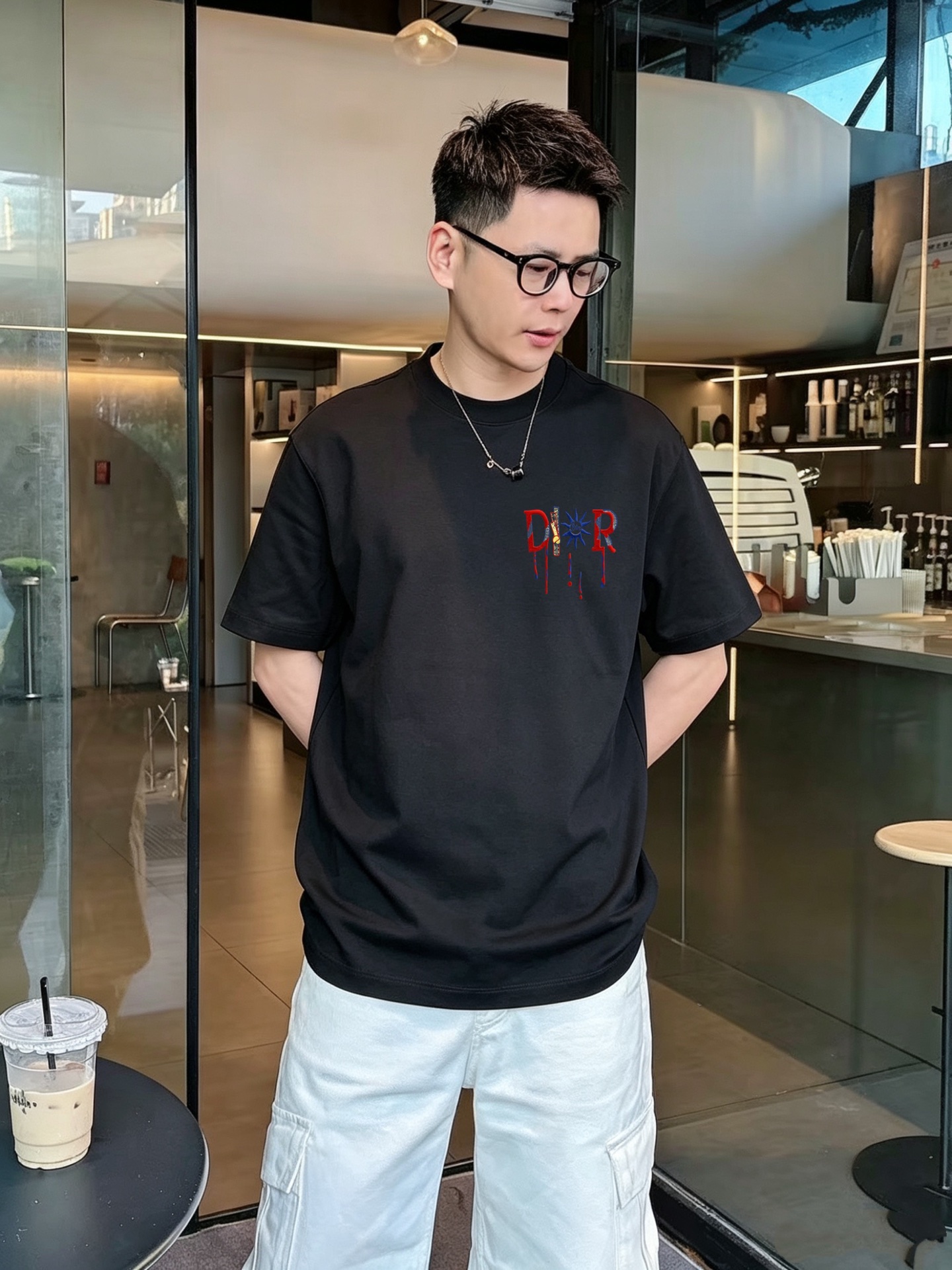 NO:957540,Dior's high-end top-quality goods 2026 spring and summer new debut counter latest short-sleeved round neck T-shirt, high-end customization, avant-garde and fashionable design!  The brand logo is printed using high-end custom-made 280g double sand pure cotton fabric. It feels soft and comfortable to wear. It has counter-level exquisite stitching and fine workmanship. The upper body effect is incomparably handsome!  A must-have item for men and women alike!  Size M～XXXL When placing an order, please state your height and weight. Wear up to 200 pounds, black and white, dior, T-shirt, tees, t-shirt,19860909迪奥 高版本顶级货品2026春夏新款首发专柜最新款短袖圆领T恤 高端订制 设计前卫时尚！品牌logo釆用印花工艺 高端定制280克双沙纯棉面料.手感柔软.穿着舒适.专柜级别精致车线.做工精细.上身效果无敌帅气！男女同款情侣必备单品！码数M～XXXL下单报身高体重 最大穿200斤,黑白,,dior,T-shirt,tees，t-shirt,,Men's clothing