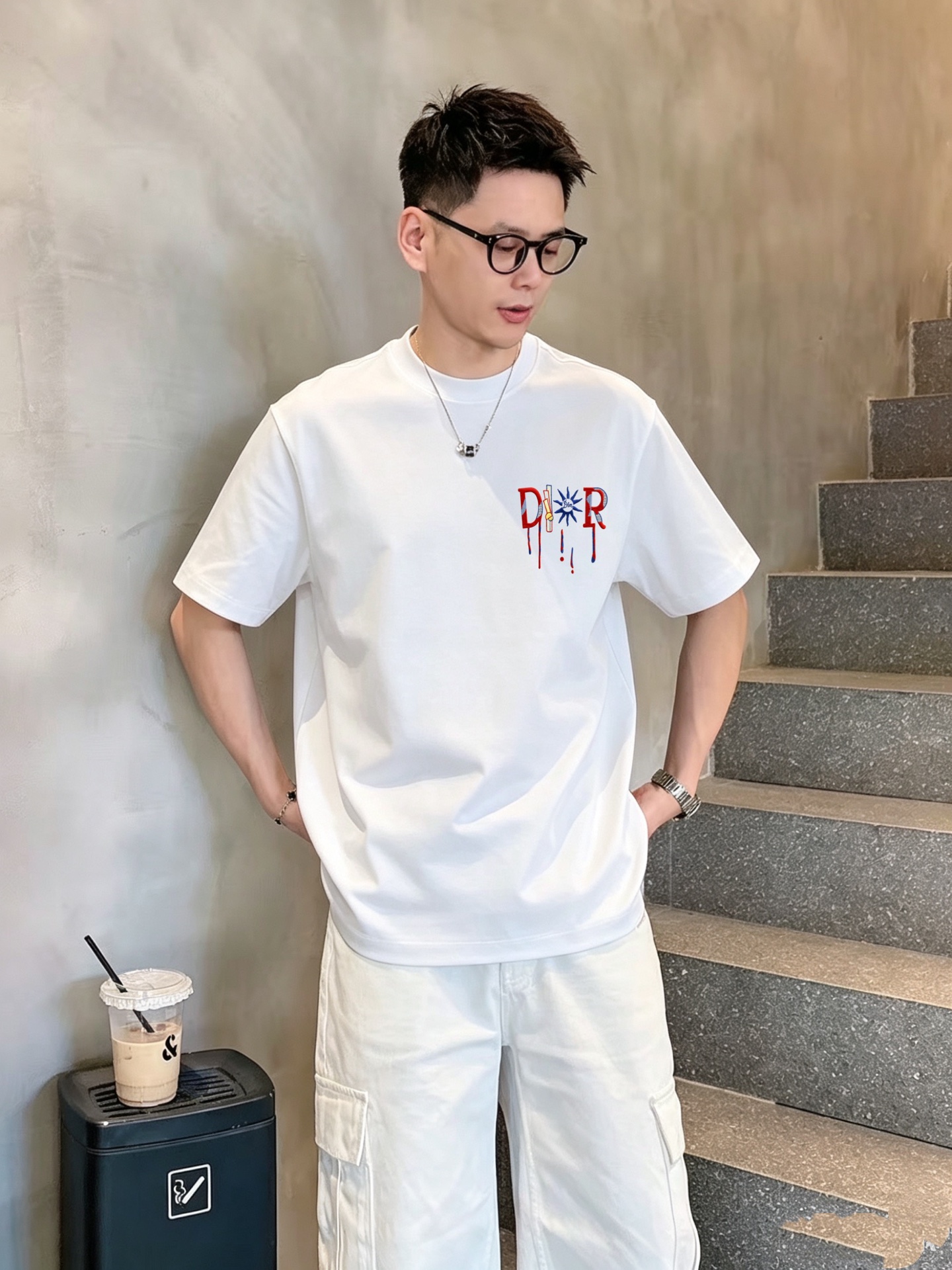 NO:901919,Dior's high-end top-quality goods 2026 spring and summer new debut counter latest short-sleeved round neck T-shirt, high-end customization, avant-garde and fashionable design!  The brand logo is printed using high-end custom-made 280g double sand pure cotton fabric. It feels soft and comfortable to wear. It has counter-level exquisite stitching and fine workmanship. The upper body effect is incomparably handsome!  A must-have item for men and women alike!  Size M～XXXL When placing an order, please state your height and weight. Wear up to 200 pounds, black and white, dior, T-shirt, tees, t-shirt,19860909迪奥 高版本顶级货品2026春夏新款首发专柜最新款短袖圆领T恤 高端订制 设计前卫时尚！品牌logo釆用印花工艺 高端定制280克双沙纯棉面料.手感柔软.穿着舒适.专柜级别精致车线.做工精细.上身效果无敌帅气！男女同款情侣必备单品！码数M～XXXL下单报身高体重 最大穿200斤,黑白,,dior,T-shirt,tees，t-shirt,,Men's clothing