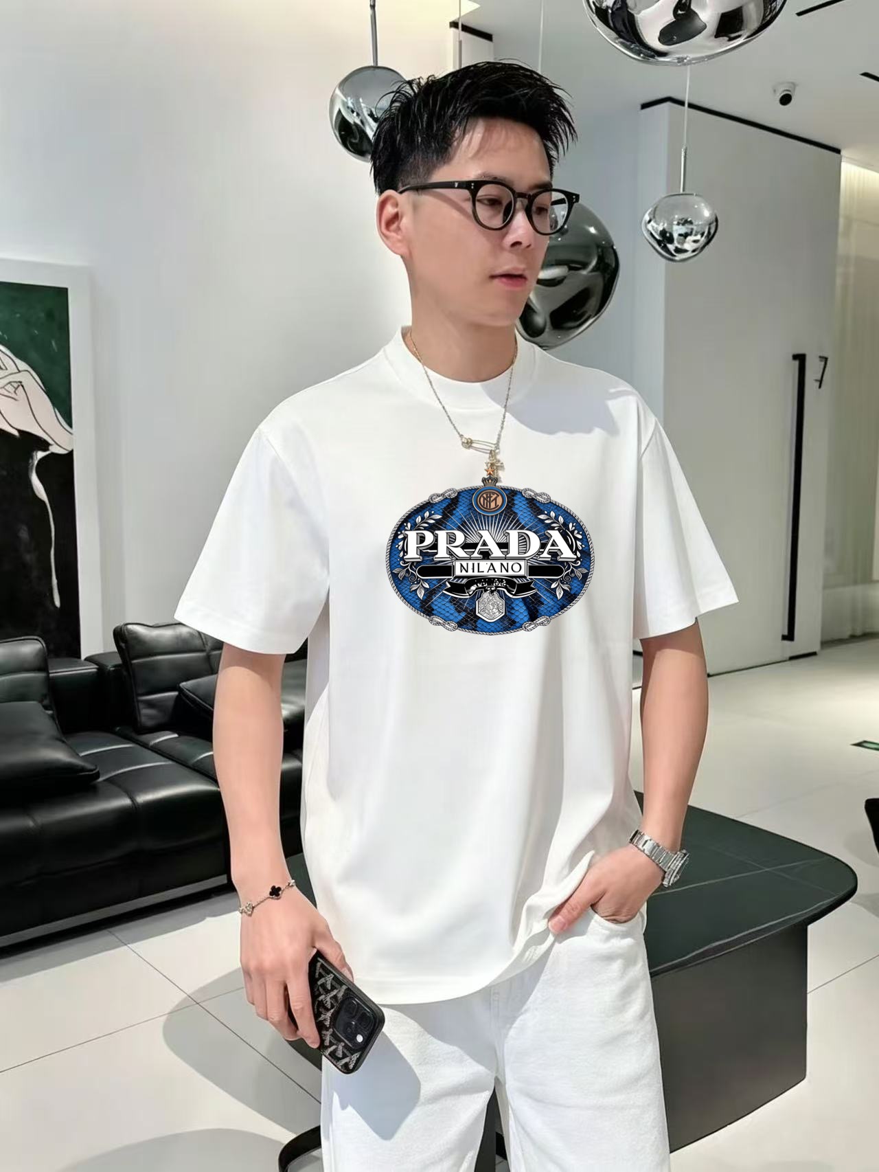 NO:907432,PRADA's high-end version of top-notch products 2026 spring and summer new debut counter, the latest short-sleeved round-neck T-shirt, high-end customization, avant-garde and fashionable design!  The brand logo is printed using high-end custom-made 280g double sand pure cotton fabric. It feels soft and comfortable to wear. It has counter-level exquisite stitching and fine workmanship. The upper body effect is incomparably handsome!  A must-have item for men and women alike!  Size M～XXXL. Please state your height and weight when ordering. Wearing up to 200 pounds, black and white, prada, prada, T-shirt, tees, t-shirt,19860909普拉达PRADA 高版本顶级货品2026春夏新款首发专柜最新款短袖圆领T恤 高端订制 设计前卫时尚！品牌logo釆用印花工艺 高端定制280克双沙纯棉面料.手感柔软.穿着舒适.专柜级别精致车线.做工精细.上身效果无敌帅气！男女同款情侣必备单品！码数M～XXXL下单报身高体重 最大穿200斤,黑白,,prada,prada,T-shirt,tees，t-shirt,,Men's clothing