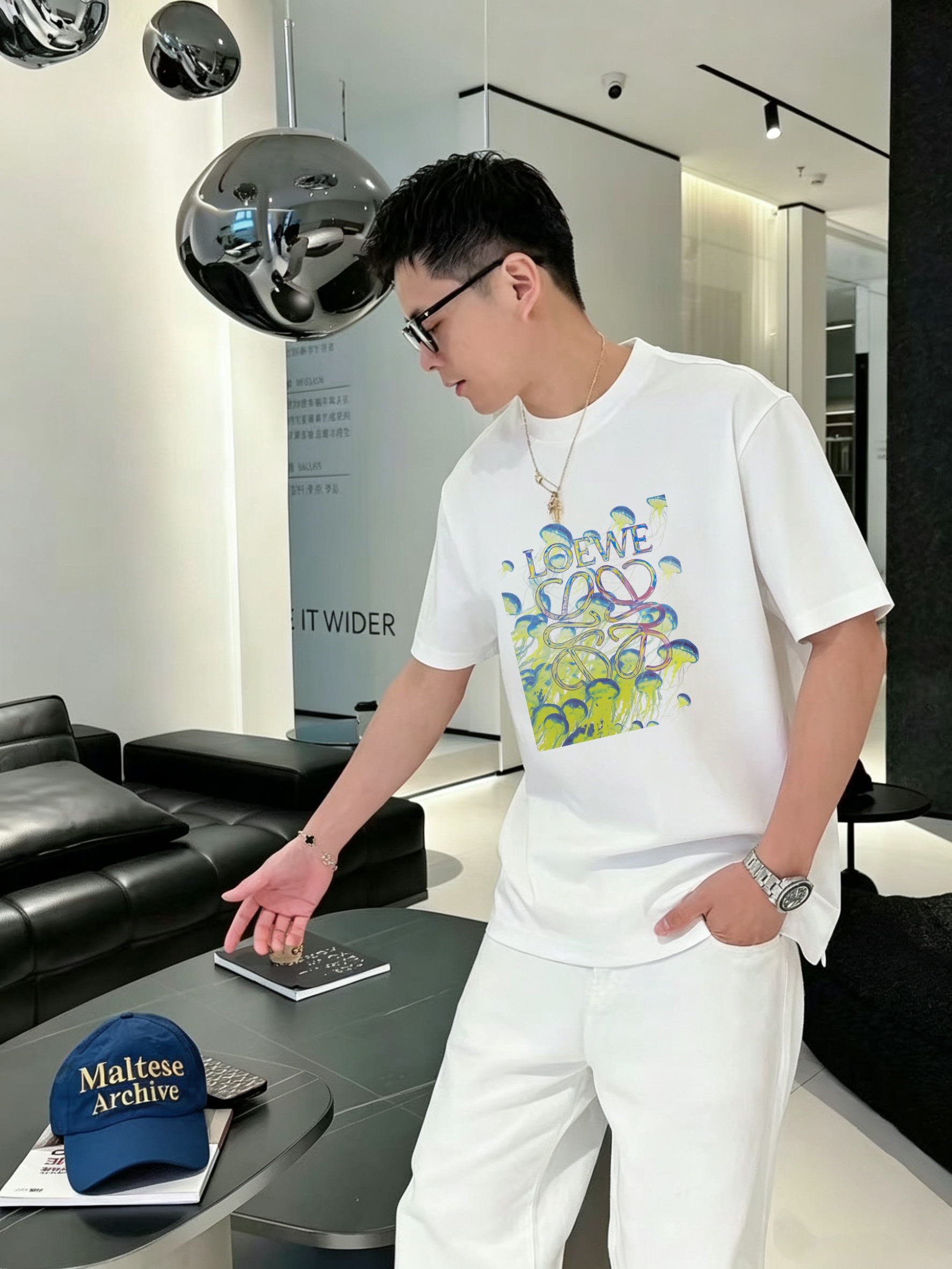 NO:907435,Luo Yiwei's high-end top product 2026 spring and summer new debut counter latest short-sleeved round neck T-shirt high-end custom design avant-garde fashion!  The brand logo is printed using high-end custom-made 280g double sand pure cotton fabric. It feels soft and comfortable to wear. It has counter-level exquisite stitching and fine workmanship. The upper body effect is incomparably handsome!  A must-have item for men and women alike!  Size M ~19860909罗意威 高版本顶级货品2026春夏新款首发专柜最新款短袖圆领T恤 高端订制 设计前卫时尚！品牌logo釆用印花工艺 高端定制280克双沙纯棉面料.手感柔软.穿着舒适.专柜级别精致车线.做工精细.上身效果无敌帅气！男女同款情侣必备单品！码数M～XXXL下单报身高体重 最大穿200斤,黑白,,loewe,T-shirt,tees，t-shirt,,Men's clothing