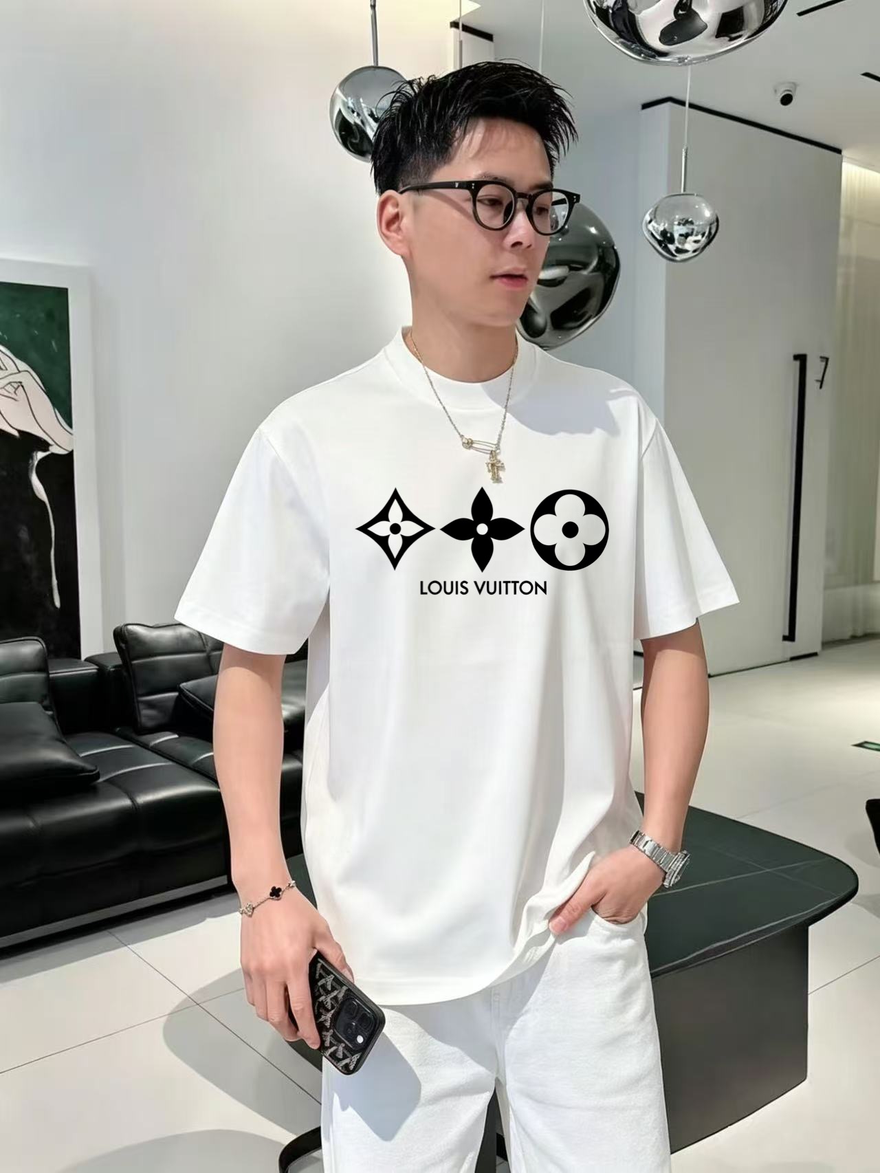 NO:907796,Lv high version top product 2026 spring and summer new first launch counter latest short-sleeved round neck T-shirt high-end custom design avant-garde fashion!  The brand logo is printed using high-end custom-made 280g double sand pure cotton fabric. It feels soft and comfortable to wear. It has counter-level exquisite stitching and fine workmanship. The upper body effect is incomparably handsome!  A must-have item for men and women alike!  Size M～XXXL Please state your height and weight when placing an order. Maximum wearing weight is 200 pounds. Black and white, Louis Vuitton, T-shirt, tees, t-shirt,19860909Lv 高版本顶级货品2026春夏新款首发专柜最新款短袖圆领T恤 高端订制 设计前卫时尚！品牌logo釆用印花工艺 高端定制280克双沙纯棉面料.手感柔软.穿着舒适.专柜级别精致车线.做工精细.上身效果无敌帅气！男女同款情侣必备单品！码数M～XXXL下单报身高体重 最大穿200斤,黑白,,louis vuitton,T-shirt,tees，t-shirt,,Men's clothing