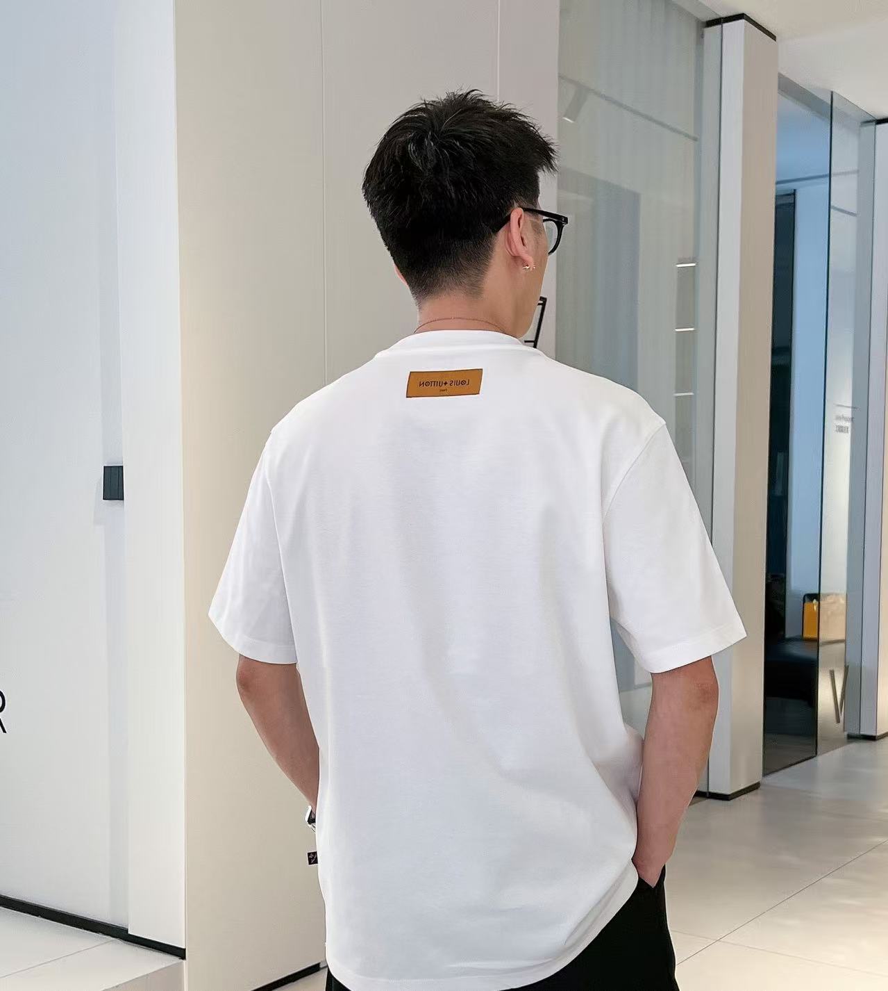 NO:925390,Lv [Celebrate] 2026 spring and summer new style debut counter, the latest short-sleeved round neck T-shirt, high-end custom design, avant-garde and fashionable!  The brand logo is embroidered with high-end custom-made 280g double sand pure cotton fabric. It feels soft and comfortable to wear. It has counter-level exquisite stitching and fine workmanship. The upper body effect is incomparably handsome!  A must-have item for men and women alike!  Size M～XXXL Please state your height and weight when placing an order. Maximum wearing weight is 200 pounds. Black and white, Louis Vuitton, T-shirt, tees, t-shirt,19860909Lv [庆祝]2026春夏新款首发专柜最新款短袖圆领T恤 高端订制 设计前卫时尚！品牌logo釆用绣花工艺 高端定制280克双沙纯棉面料.手感柔软.穿着舒适.专柜级别精致车线.做工精细.上身效果无敌帅气！男女同款情侣必备单品！码数M～XXXL下单报身高体重 最大穿200斤,黑白,,louis vuitton,T-shirt,tees，t-shirt,,Men's clothing