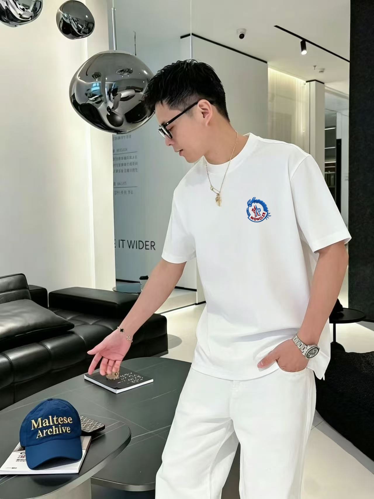 NO:925405,Mengkou [Celebration] 2026 spring and summer new style debut counter, the latest short-sleeved round neck T-shirt, high-end custom design, avant-garde and fashionable!  The brand logo is embroidered with high-end custom-made 280g double sand pure cotton fabric. It feels soft and comfortable to wear. It has counter-level exquisite sewing and fine workmanship. The upper body effect is incomparably handsome!  A must-have item for men and women alike!  Size M ~19860909蒙口 [庆祝]2026春夏新款首发专柜最新款短袖圆领T恤 高端订制 设计前卫时尚！品牌logo釆用剌绣工艺 高端定制280克双沙纯棉面料.手感柔软.穿着舒适.专柜级别精致车线.做工精细.上身效果无敌帅气！男女同款情侣必备单品！码数M～XXXL下单报身高体重 最大穿200斤,黑白,,Moncler,T-shirt,tees，t-shirt,,Men's clothing