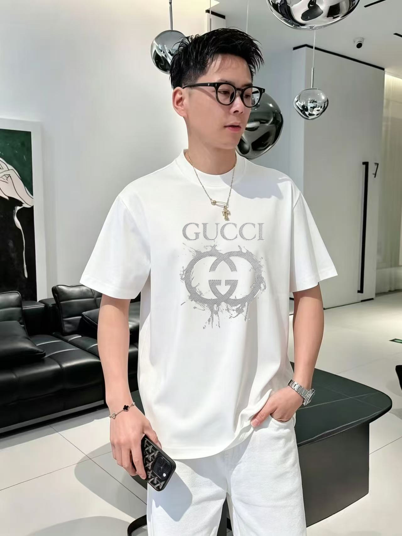 NO:937950,Gucci Guccl high version top product 2026 spring and summer new debut counter latest short-sleeved round neck T-shirt high-end custom design avant-garde fashion!  The brand logo is printed using high-end custom-made 280g double sand pure cotton fabric. It feels soft and comfortable to wear. It has counter-level exquisite stitching and fine workmanship. The upper body effect is incomparably handsome!  A must-have item for men and women alike!  Size M～XXXL When placing an order, please state your height and weight. Wear up to 200 pounds, black and white, gucci, T-shirt, tees, t-shirt,19860909古奇GUccl高版本顶级货品2026春夏新款首发专柜最新款短袖圆领T恤 高端订制 设计前卫时尚！品牌logo釆用印花工艺 高端定制280克双沙纯棉面料.手感柔软.穿着舒适.专柜级别精致车线.做工精细.上身效果无敌帅气！男女同款情侣必备单品！码数M～XXXL下单报身高体重 最大穿200斤,黑白,,gucci,T-shirt,tees，t-shirt,,Men's clothing