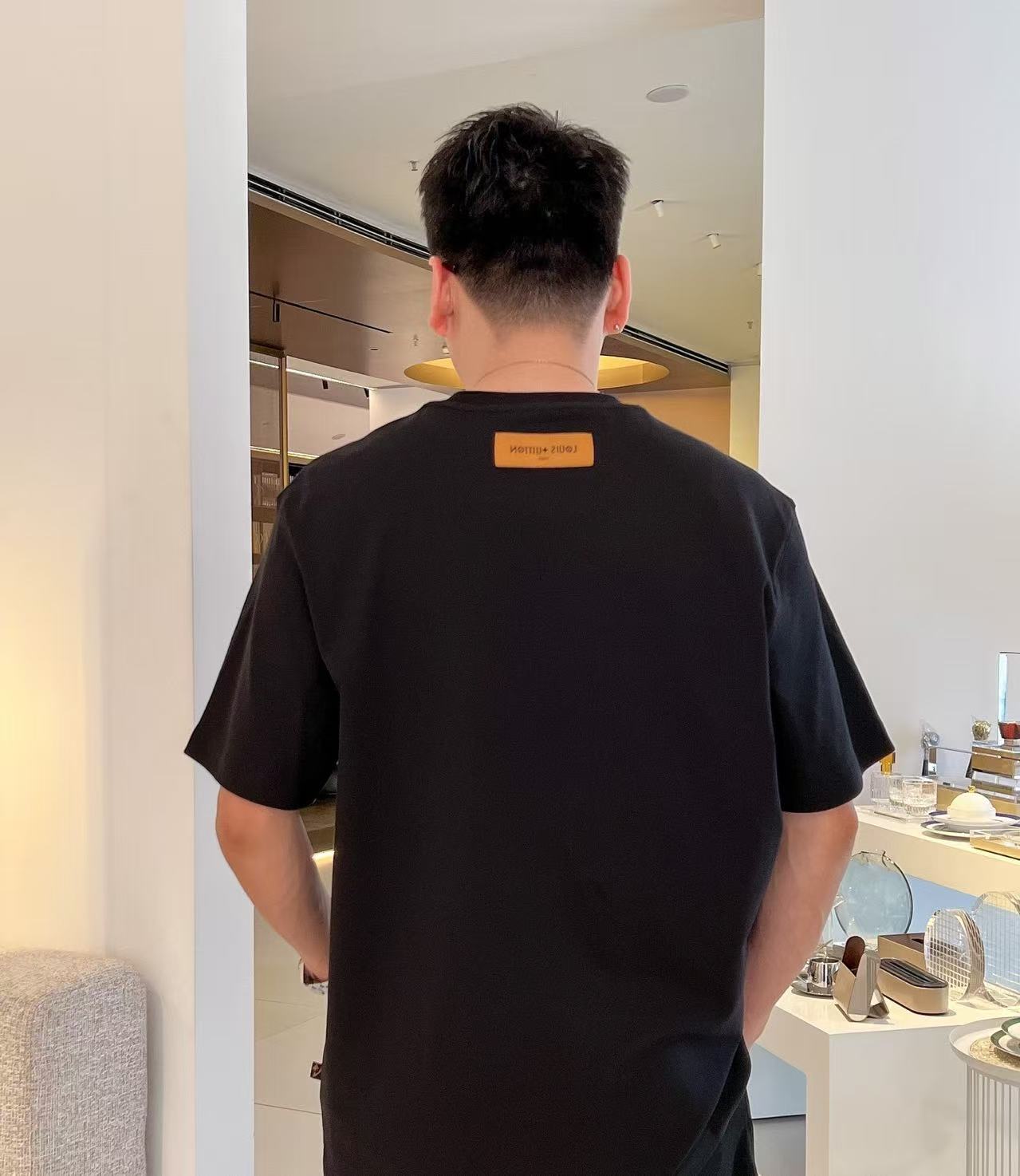 NO:950176,High version of the top products 2026 spring and summer new debut counter latest short-sleeved round neck T-shirt, high-end custom design, avant-garde and fashionable!  The large gradient contrasting LV intertwined logo on the chest is embedded with the brand's classic four-leaf pattern on a blue and yellow camouflage background. The bottom of the pattern has a special effect of dripping paint and is paired with white 'LOUIS VUITTON' English letters diagonally. Digital direct-injection printing is used, with high color saturation and rich and solid patterns without cracking. High-end customized 280g double sand pure cotton fabric. Soft to the touch. Comfortable to wear. Counter-level exquisite stitching. Fine workmanship. The upper body effect is incomparably handsome!  A must-have item for men and women alike!  Size M～XXXL Please state your height and weight when ordering. Maximum weight is 200 pounds. Black and white. Louis vuitton. Louis vuitton. T-shirt, tees, t-shirt.19860909高版本顶级货品2026春夏新款首发专柜最新款短袖圆领T恤 高端订制 设计前卫时尚！胸前大号渐变撞色LV交织标识,蓝黄迷彩底色内嵌品牌经典四叶花纹,图案底部做油漆滴落流漆特效,斜向搭配白色「LOUIS VUITTON」英文字母；采用数码直喷印花,色彩饱和度高,图案层次丰富牢固不开裂.高端定制280克双沙纯棉面料.手感柔软.穿着舒适.专柜级别精致车线.做工精细.上身效果无敌帅气！男女同款情侣必备单品！码数M～XXXL下单报身高体重 最大穿200斤,黑白,,louis vuitton,louis vuitton,T-shirt,tees，t-shirt,,Men's clothing