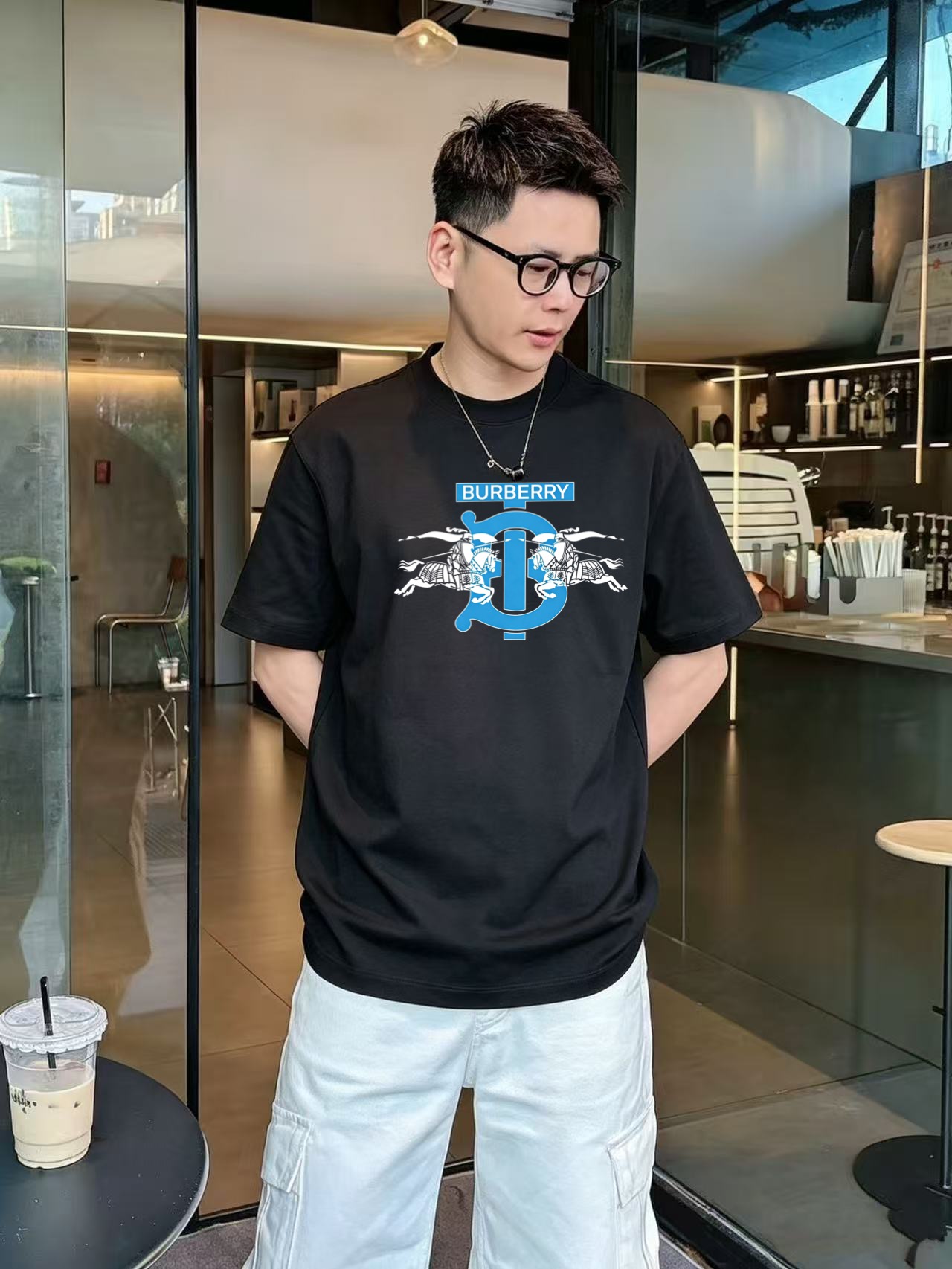 NO:950186,High version of the top products 2026 spring and summer new debut counter latest short-sleeved round neck T-shirt, high-end custom design, avant-garde and fashionable!  In the center of the chest is the giant blue TB monogram. The two sides of the letter are symmetrically matched with the brand's classic double horse knight pattern, and the top is equipped with a blue rectangular bar 'BURBERRY' letter logo. Using digital direct-injection printing technology, the pattern has clear layers, strong adhesion, and is not easy to fall off and crack. High-end customized 280g double sand pure cotton fabric. It feels soft and comfortable to wear. Counter-level exquisite stitching. Fine workmanship. The upper body effect is incomparably handsome!  A must-have item for men and women alike!  Size M～XXXL. Please state your height and weight when ordering. Wear up to 200 pounds, black and white, burberry, T-shirt, tees, t-shirt,19860909高版本顶级货品2026春夏新款首发专柜最新款短袖圆领T恤 高端订制 设计前卫时尚！胸前居中为蓝色巨型TB交织字母,字母两侧对称搭配品牌经典双战马骑士图案,顶部配有蓝色矩形条「BURBERRY」字母标识；采用数码直喷印花工艺,图案层次清晰,附着力强,不易脱落开裂.高端定制280克双沙纯棉面料.手感柔软.穿着舒适.专柜级别精致车线.做工精细.上身效果无敌帅气！男女同款情侣必备单品！码数M～XXXL下单报身高体重 最大穿200斤,黑白,,burberry,T-shirt,tees，t-shirt,,Men's clothing