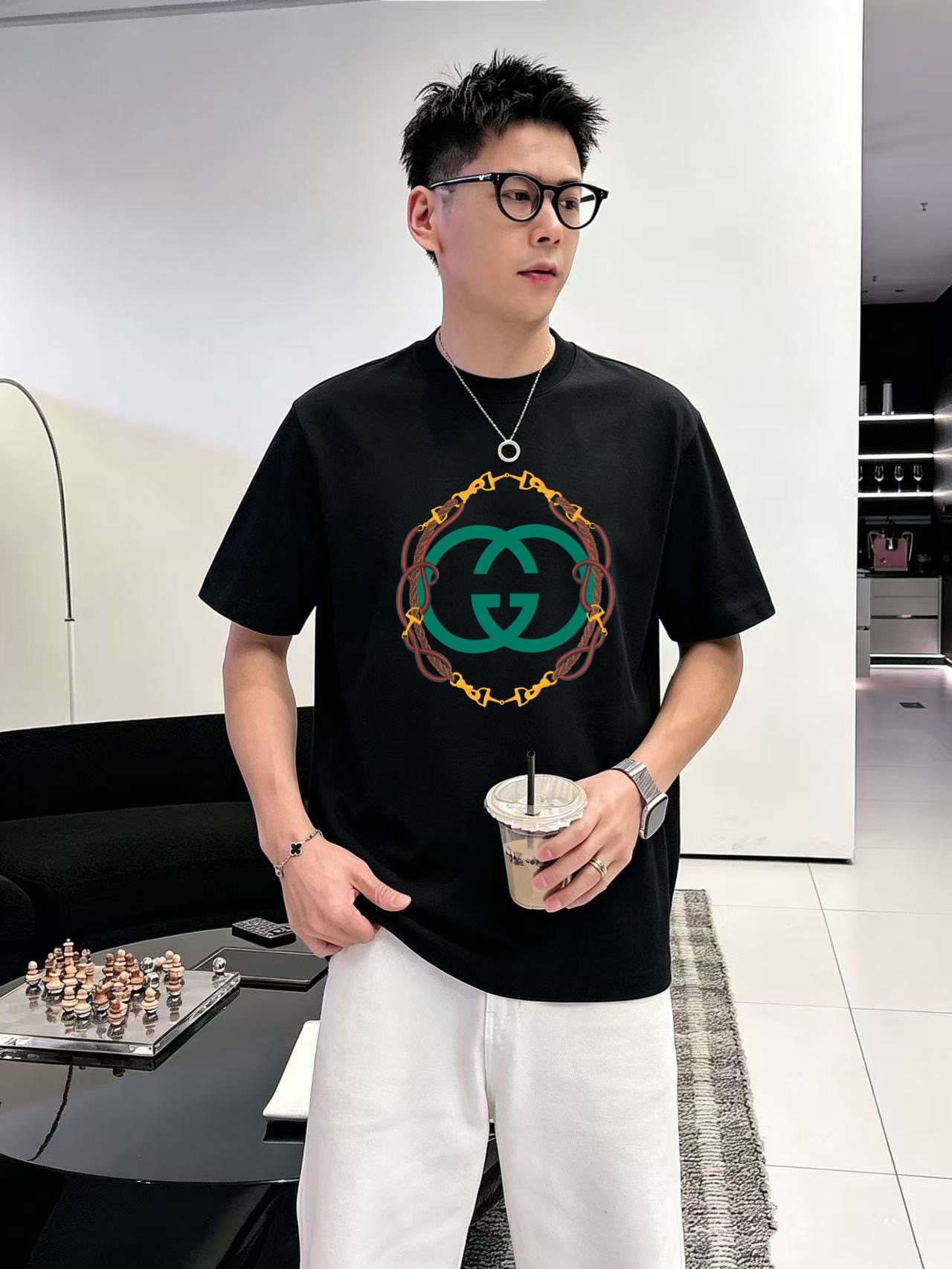 NO:950164,Gucci Guccl high version top product 2026 spring and summer new debut counter latest short-sleeved round neck T-shirt high-end custom design avant-garde fashion!  The classic green Double G logo is in the center of the chest, and the outer ring is surrounded by retro equestrian chains and metal buckles to form a circular garland frame. The contrasting colors of yellow, green and brown create a strong retro atmosphere. It adopts digital direct-injection printing technology, with delicate pattern lines, strong adhesion, and is not easy to fall off and crack. It is made of high-end custom-made 280g double sand pure cotton fabric. It feels soft and comfortable to wear. It has exquisite counter-level stitching and fine workmanship. The upper body effect is incomparably handsome!  A must-have item for men and women alike!  Size M～XXXL When placing an order, please state your height and weight. Wear up to 200 pounds, black and white, gucci, T-shirt, tees, t-shirt,19860909古奇GUccl高版本顶级货品2026春夏新款首发专柜最新款短袖圆领T恤 高端订制 设计前卫时尚！胸前居中为绿色双G经典标识,外圈环绕复古马术链条、金属扣组成圆形花环边框,黄绿棕三色撞色,复古氛围感浓厚；采用数码直喷印花工艺,图案线条细腻,附着力强,不易脱落开裂.采用高端定制280克双沙纯棉面料.手感柔软.穿着舒适.专柜级别精致车线.做工精细.上身效果无敌帅气！男女同款情侣必备单品！码数M～XXXL下单报身高体重 最大穿200斤,黑白,,gucci,T-shirt,tees，t-shirt,,Men's clothing