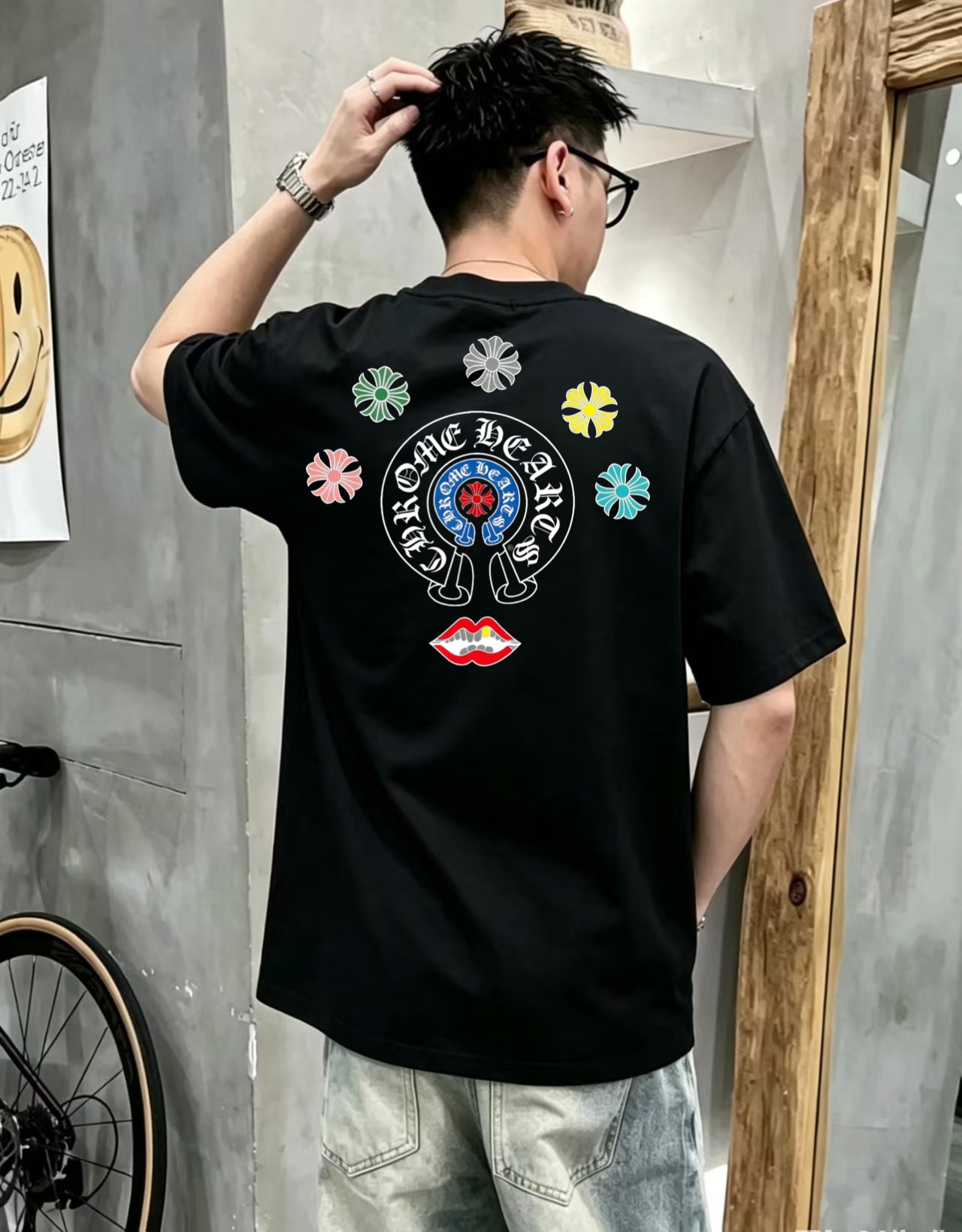 NO:950140,Crow Heart's high-end top-quality goods 2026 spring and summer new debut counter latest short-sleeved round-neck T-shirt, high-end custom design, avant-garde and fashionable!  Small circular retro floral letters 'CHROME HEARTS' on the chest, a red and blue cross badge in the center, surrounded by 6 colorful multi-petal snowflakes, and a red flaming lip pattern at the bottom. It is small, exquisite and not exaggerated. It is made of high-end customized 280g double sand pure cotton fabric. It feels soft and comfortable to wear. It has exquisite counter-level stitching. It has fine workmanship and an incomparably handsome upper body effect!  A must-have item for men and women alike!  Size M ~19860909克罗心 高版本顶级货品2026春夏新款首发专柜最新款短袖圆领T恤 高端订制 设计前卫时尚！胸口小幅环形复古花体字母「CHROME HEARTS」,中心红蓝十字徽章,环绕6朵彩色多瓣雪花花朵,底部红色烈焰嘴唇图案,小巧精致不夸张,采用高端定制280克双沙纯棉面料.手感柔软.穿着舒适.专柜级别精致车线.做工精细.上身效果无敌帅气！男女同款情侣必备单品！码数M～XXXL下单报身高体重 最大穿200斤,黑白,,chrome hearts,chrome hearts,T-shirt,tees，t-shirt,,Men's clothing
