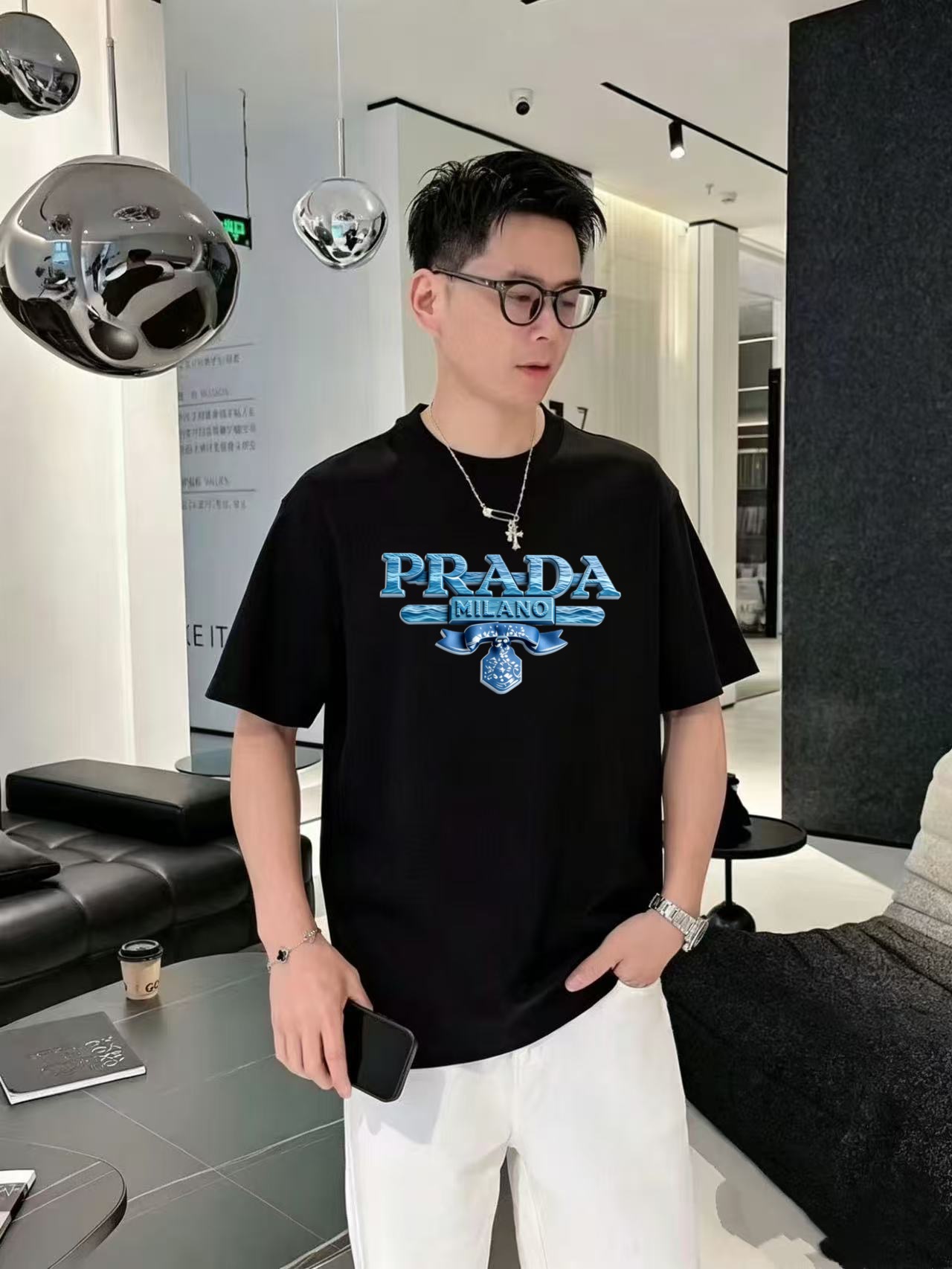 NO:950114,High version of the top products 2026 spring and summer new debut counter latest short-sleeved round neck T-shirt, high-end custom design, avant-garde and fashionable!  3D water ripple three-dimensional texture printing on the chest, blue gradient PRADA MILANO letters + ribbon shield logo, transparent color, direct injection process will not fade or crack. Made of high-end customized 280g double sand pure cotton fabric. It feels soft and comfortable to wear. Counter-level exquisite stitching. Fine workmanship. The upper body effect is incomparably handsome!  A must-have item for men and women alike!  Size M～XXXL. Please state your height and weight when ordering. Wearing up to 200 pounds, black and white, prada, T-shirt, tees, t-shirt,19860909高版本顶级货品2026春夏新款首发专柜最新款短袖圆领T恤 高端订制 设计前卫时尚！胸前3D水波纹立体质感印花,蓝色渐变PRADA MILANO字母+丝带盾标,色彩通透,直喷工艺不掉色不开裂.采用高端定制280克双沙纯棉面料.手感柔软.穿着舒适.专柜级别精致车线.做工精细.上身效果无敌帅气！男女同款情侣必备单品！码数M～XXXL下单报身高体重 最大穿200斤,黑白,,prada,T-shirt,tees，t-shirt,,Men's clothing