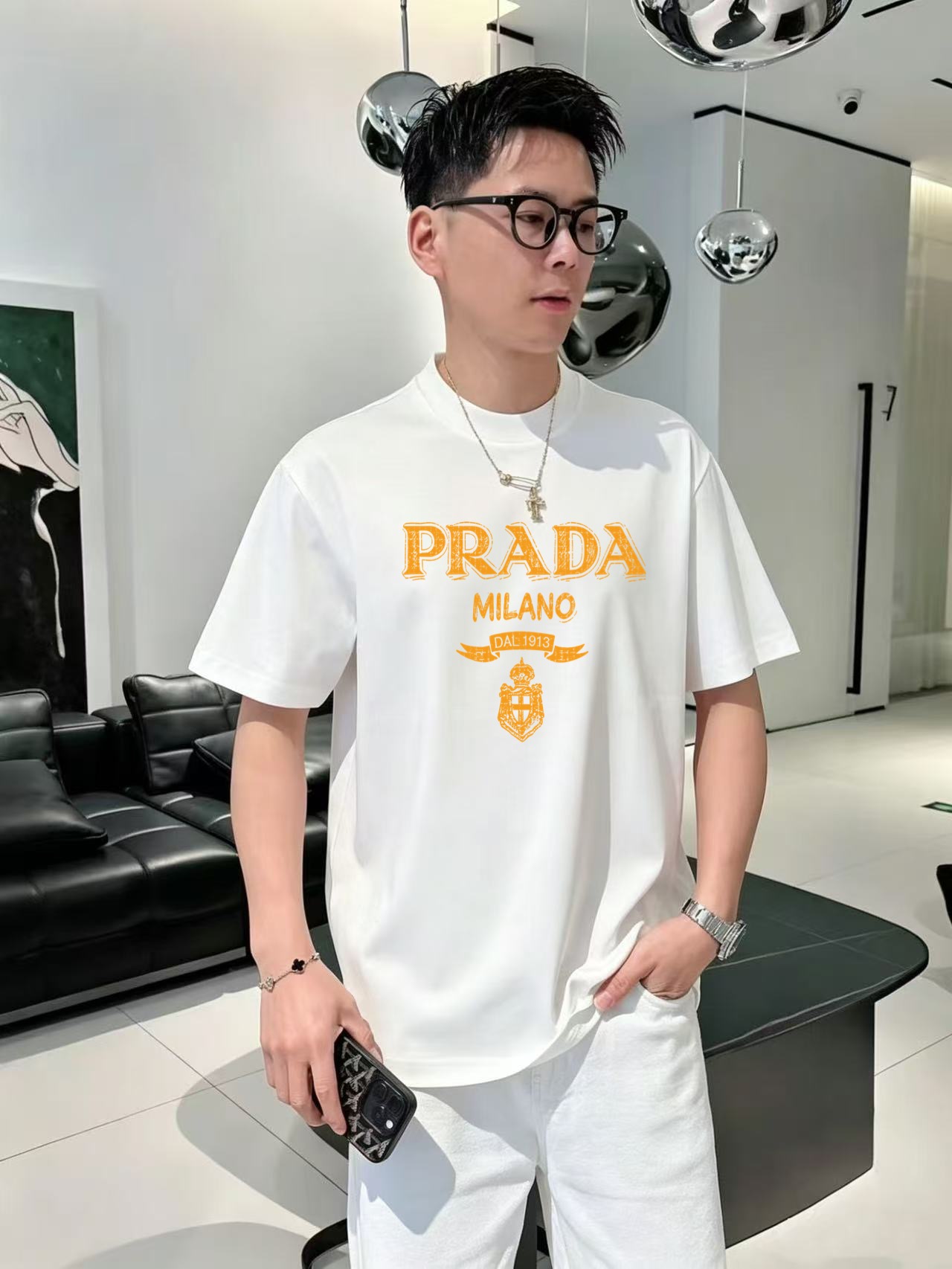 NO:950126,PRADA's high-end version of top-quality goods 2026 spring and summer new debut counter latest short-sleeved round neck T-shirt, high-end custom design, avant-garde and fashionable!  Retro distressed gold print on the chest, layered typesetting of large PRADA+MILANO characters, paired with DAL 1913 streamers and retro royal shield badges, digital direct-injection printing that is firm and non-delaminating. It is made of high-end customized 280g double sand pure cotton fabric. It feels soft and comfortable to wear. It has exquisite counter-level stitching. It has fine workmanship and an incomparably handsome upper body effect!  A must-have item for men and women alike!  Size M～XXXL. Please state your height and weight when ordering. Wearing up to 200 pounds, black and white, prada, prada, T-shirt, tees, t-shirt,19860909普拉达PRADA 高版本顶级货品2026春夏新款首发专柜最新款短袖圆领T恤 高端订制 设计前卫时尚！胸前复古做旧金色印花,分层排版大字PRADA+MILANO,搭配DAL 1913飘带与复古皇家盾形徽章,数码直喷印花牢固不脱层.采用高端定制280克双沙纯棉面料.手感柔软.穿着舒适.专柜级别精致车线.做工精细.上身效果无敌帅气！男女同款情侣必备单品！码数M～XXXL下单报身高体重 最大穿200斤,黑白,,prada,prada,T-shirt,tees，t-shirt,,Men's clothing