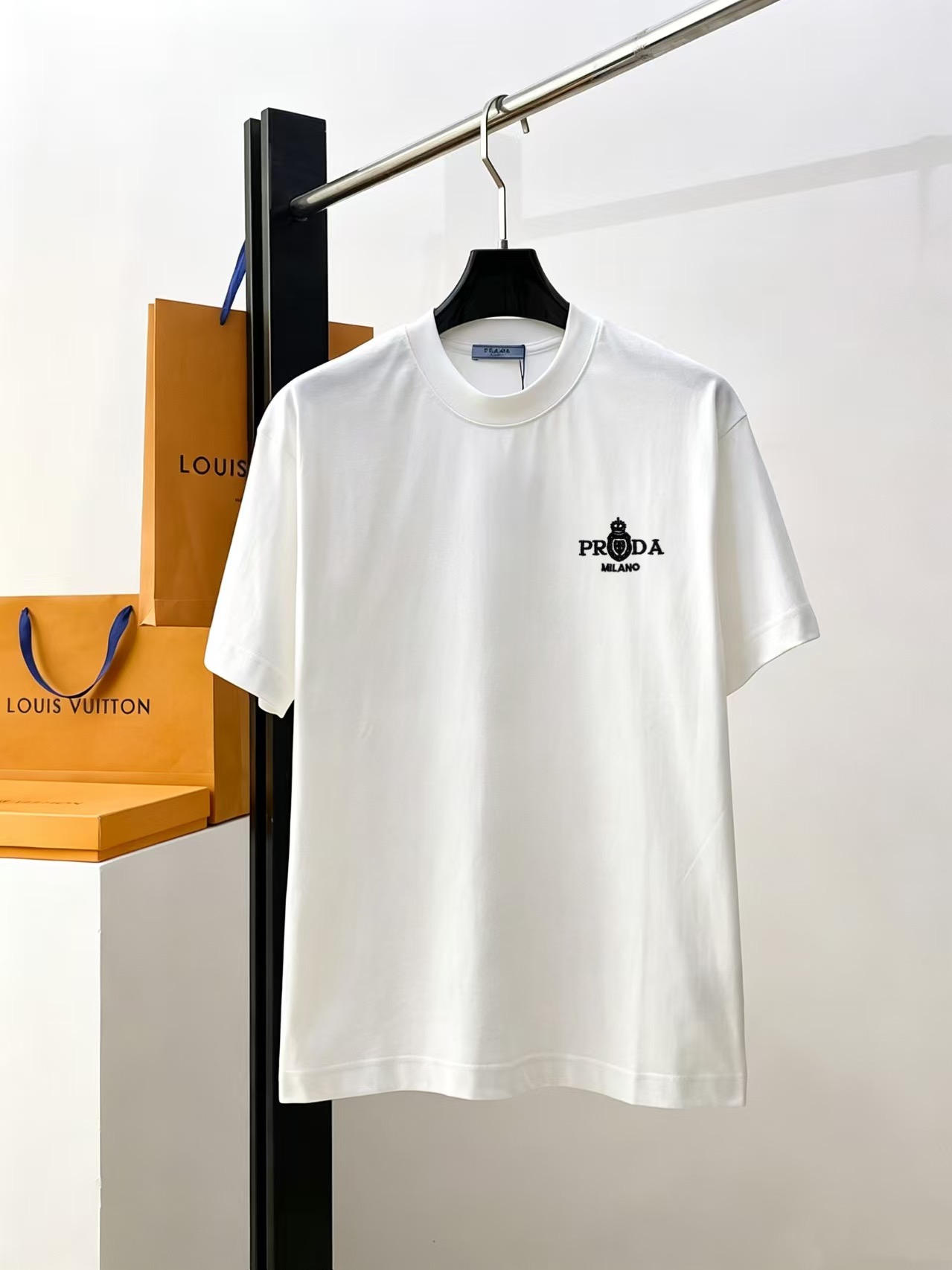 NO:947969,PRADA's high-end version of top-quality goods 2026 spring and summer new debut counter latest short-sleeved round neck T-shirt, high-end custom design, avant-garde and fashionable!  The brand logo is embroidered with high-end custom-made 280g double sand pure cotton fabric. It feels soft and comfortable to wear. It has counter-level exquisite stitching and fine workmanship. The upper body effect is incomparably handsome!  A must-have item for men and women alike!  Size M～XXXL. Please state your height and weight when ordering. Wearing up to 200 pounds, black and white, prada, prada, T-shirt, tees, t-shirt,19860909普拉达PRADA 高版本顶级货品2026春夏新款首发专柜最新款短袖圆领T恤 高端订制 设计前卫时尚！品牌logo釆用刺绣工艺 高端定制280克双沙纯棉面料.手感柔软.穿着舒适.专柜级别精致车线.做工精细.上身效果无敌帅气！男女同款情侣必备单品！码数M～XXXL下单报身高体重 最大穿200斤,黑白,,prada,prada,T-shirt,tees，t-shirt,,Men's clothing