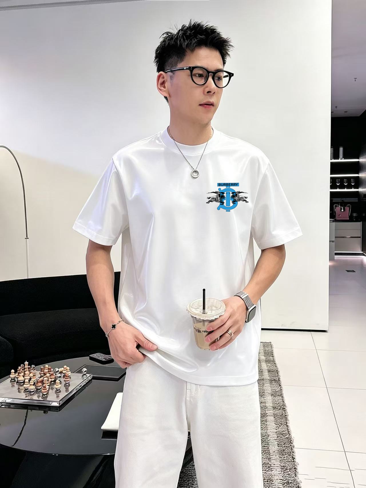 NO:950127,High version of top products 2026 Burberry spring and summer new debut counter latest short-sleeved round neck T-shirt high-end custom design avant-garde fashion!  The brand logo is printed using high-end custom-made 280g double sand pure cotton fabric. It feels soft and comfortable to wear. It has counter-level exquisite stitching and fine workmanship. The upper body effect is incomparably handsome!  A must-have item for men and women alike!  Size M～XXXL. Please state your height and weight when ordering. Wear up to 200 pounds, black and white, burberry, T-shirt, tees, t-shirt,19860909高版本顶级货品2026 巴宝莉 春夏新款首发专柜最新款短袖圆领T恤 高端订制 设计前卫时尚！品牌logo釆用印花工艺 高端定制280克双沙纯棉面料.手感柔软.穿着舒适.专柜级别精致车线.做工精细.上身效果无敌帅气！男女同款情侣必备单品！码数M～XXXL下单报身高体重 最大穿200斤,黑白,,burberry,T-shirt,tees，t-shirt,,Men's clothing