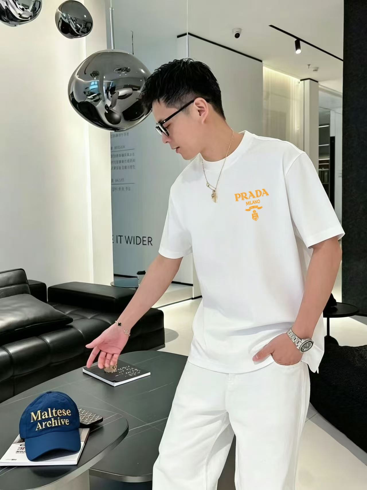 NO:950139,High version of top products 2026 Prada spring and summer new style debut counter, the latest short-sleeved round neck T-shirt, high-end custom design, avant-garde and fashionable!  The brand logo is printed using high-end custom-made 280g double sand pure cotton fabric. It feels soft and comfortable to wear. It has counter-level exquisite stitching and fine workmanship. The upper body effect is incomparably handsome!  A must-have item for men and women alike!  Size M～XXXL. Please state your height and weight when ordering. Wearing up to 200 pounds, black and white, prada, T-shirt, tees, t-shirt,19860909高版本顶级货品2026 普拉达 春夏新款首发专柜最新款短袖圆领T恤 高端订制 设计前卫时尚！品牌logo釆用印花工艺 高端定制280克双沙纯棉面料.手感柔软.穿着舒适.专柜级别精致车线.做工精细.上身效果无敌帅气！男女同款情侣必备单品！码数M～XXXL下单报身高体重 最大穿200斤,黑白,,prada,T-shirt,tees，t-shirt,,Men's clothing