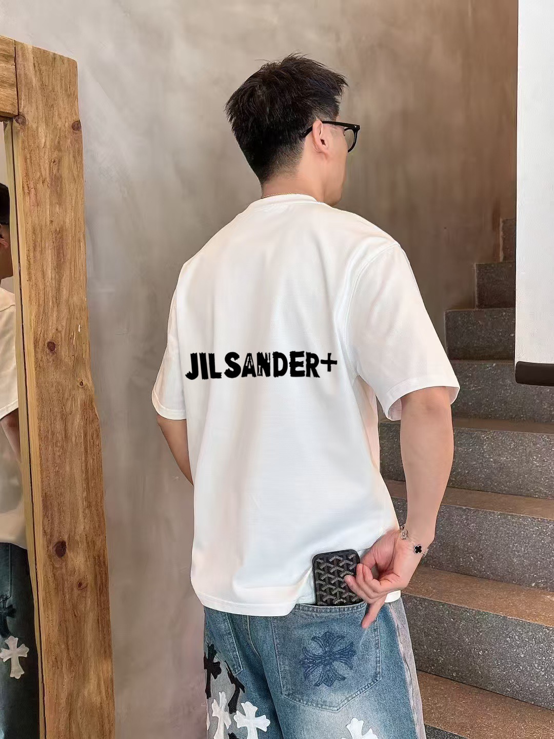 NO:952653,High version of top-notch goods 2026 spring and summer new debut counter latest short-sleeved round neck T-shirt, high-end customization, avant-garde and fashionable design!  The brand logo is printed using high-end custom-made 280g double sand pure cotton fabric. It feels soft and comfortable to wear. It has counter-level exquisite stitching and fine workmanship. The upper body effect is incomparably handsome!  A must-have item for men and women alike!  Size M～XXXL When placing an order, please state your height and weight. Wear up to 200 pounds, black and white, T-shirt, tees, t-shirt,19860909高版本顶级货品2026 春夏新款首发专柜最新款短袖圆领T恤 高端订制 设计前卫时尚！品牌logo釆用印花工艺 高端定制280克双沙纯棉面料.手感柔软.穿着舒适.专柜级别精致车线.做工精细.上身效果无敌帅气！男女同款情侣必备单品！码数M～XXXL下单报身高体重 最大穿200斤,黑白,,T-shirt,tees，t-shirt,,Men's clothing