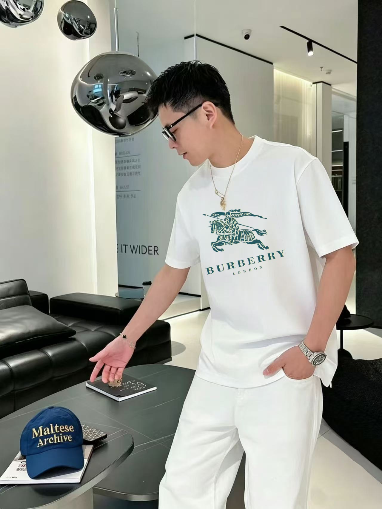 NO:953478,Burberry's high-end top-quality goods 2026 spring and summer new debut counter latest short-sleeved round-neck T-shirt high-end custom design avant-garde fashion!  The brand logo is printed using high-end custom-made 280g double sand pure cotton fabric. It feels soft and comfortable to wear. It has counter-level exquisite stitching and fine workmanship. The upper body effect is incomparably handsome!  A must-have item for men and women alike!  Size M～XXXL. Please state your height and weight when ordering. Wear up to 200 pounds, black and white, burberry, T-shirt, tees, t-shirt,19860909巴宝莉 高版本顶级货品2026春夏新款首发专柜最新款短袖圆领T恤 高端订制 设计前卫时尚！品牌logo釆用印花工艺 高端定制280克双沙纯棉面料.手感柔软.穿着舒适.专柜级别精致车线.做工精细.上身效果无敌帅气！男女同款情侣必备单品！码数M～XXXL下单报身高体重 最大穿200斤,黑白,,burberry,T-shirt,tees，t-shirt,,Men's clothing