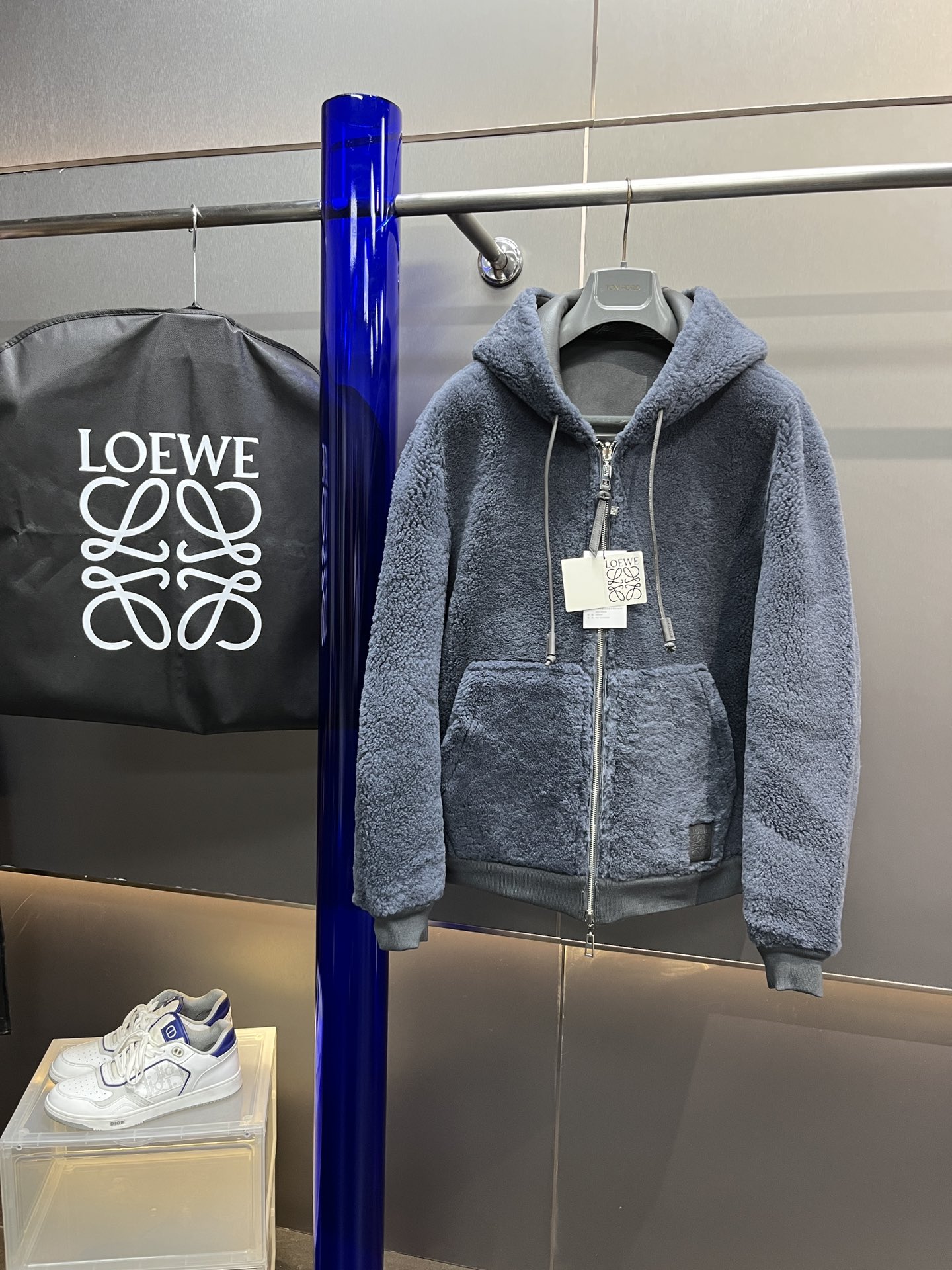 NO:638615,Style number19860909款号XK23323,双面穿,罗意威美利奴羊毛皮毛一体,时尚保暖一体,针织螺纹下摆,LOEWE标志压纹标签. 版型宽松 尺码48-56 颜色灰蓝,黑色,罗意威-服装,loewe,loewe,alexander wang,Women's clothing