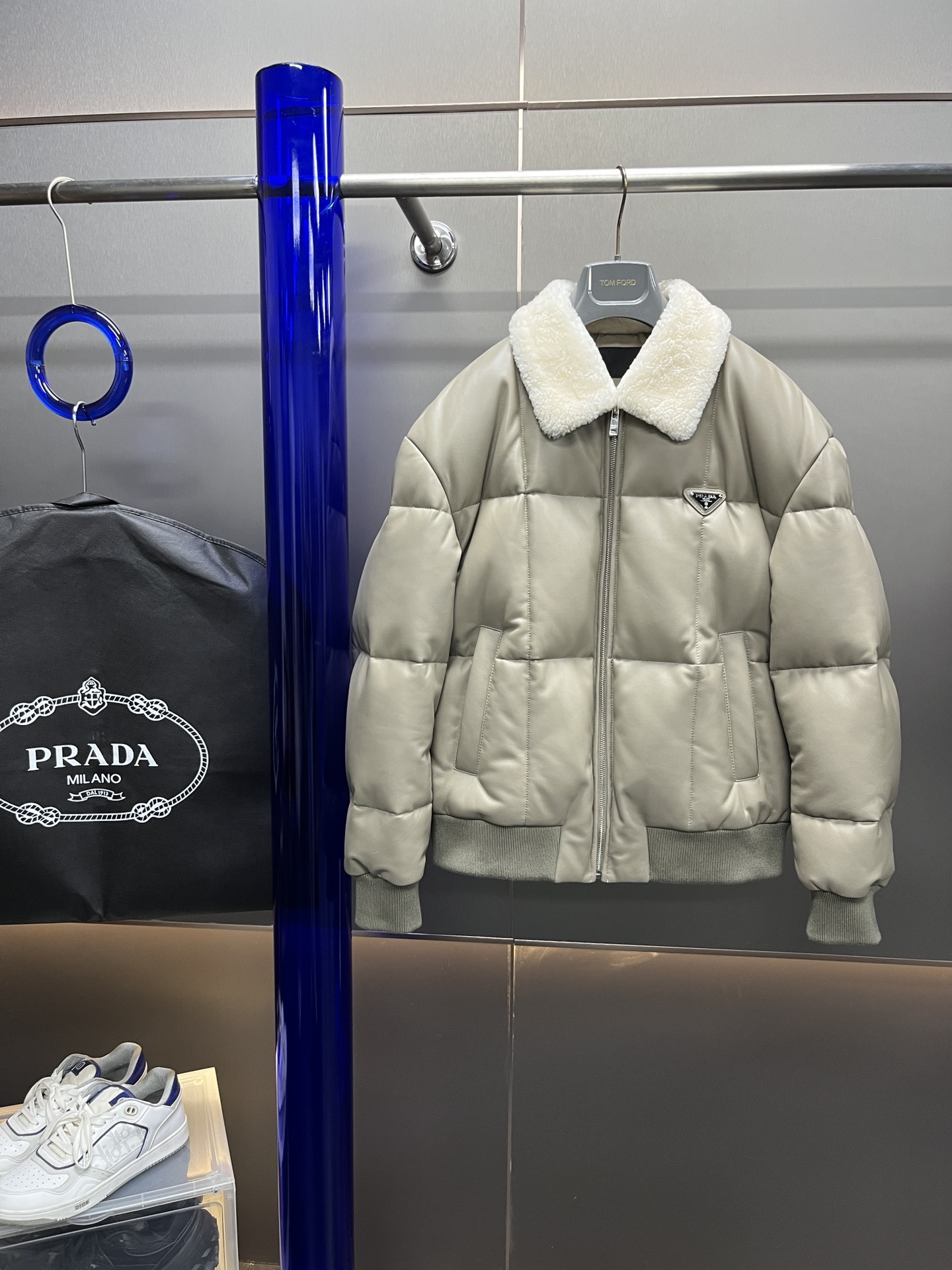 NO:638627,Model number  Size 48-56 (special size customization), Prada-clothing, prada, prada, down jacket, sheepskin, alexander wang19860909款号XK36811 此款普拉达Prada皮羽绒采用高品质的羊皮,填充90国标鸭绒材质,提供出色的保暖性能,同时保持轻便和舒适的穿着感受. 颜色的选择,打破传统经典黑色,结合白色羊毛毛领,和胸口的金属三角标志,时尚又耐看. 材质进口小羊皮+鸭绒+羊毛毛领（不可拆卸） 版型常规版型 尺码48-56（特殊尺码定制）,普拉达-服装,prada,prada,down jacket,sheepskin,alexander wang,Women's clothing