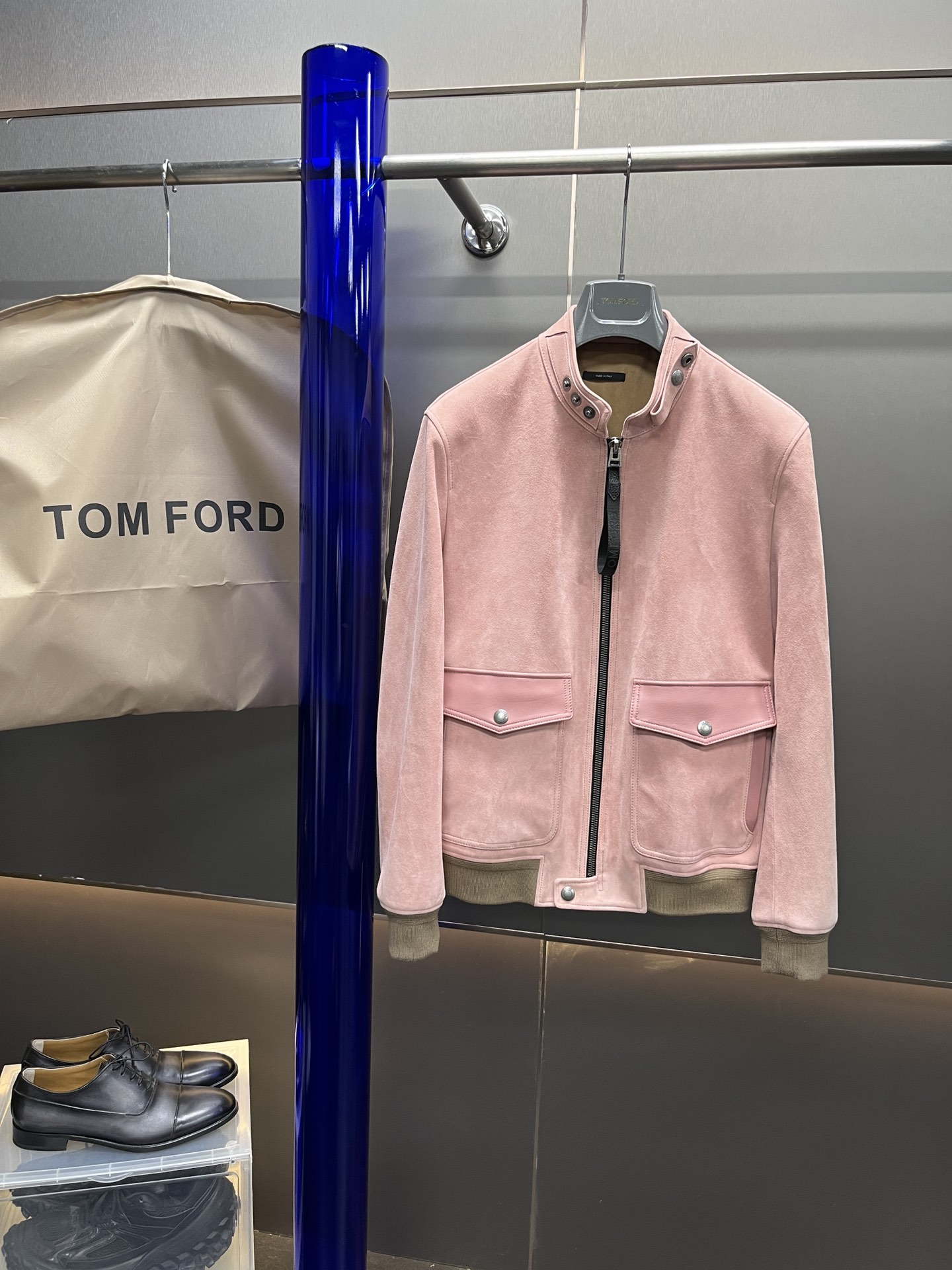 NO:689162,Pink top version, free dust bag!  High-end ruthless goods!  TOM FORD's low-key, luxurious and meaningful leather jackets are the first choice for rich and handsome men and bosses!  The simple and elegant style makes people never tire of it; and the fine workmanship details all highlight its low-key yet luxurious feel!  Only successful people can match and control it!  The material is selected from high-quality mixed-breed sheep suede, with handmade edge oil craftsmanship. The workmanship is superb and worthy of your appreciation!  Model No. AG22923 Regular fit, size 48-56, 7 days for cutting, men's clothing, tom ford, leather jacket,19860909粉色 顶级版本,赠送防尘袋！高端狠货！TOM FORD低调奢华有内涵的皮衣,高富帅,霸总首选品牌服饰！ 简约大气的款式,让人百开不厌；又精细的做工细节无不提现他的低调兼具奢华感！只有成功人士才能匹配驾驭的了！材质精选优质混种羊反绒,搭配手工边油工艺,超做工值得你品鉴！ 款号AG22923 版型常规 尺码48-56 断码工期7天,男装,tom ford,leather jacket,,Women's clothing