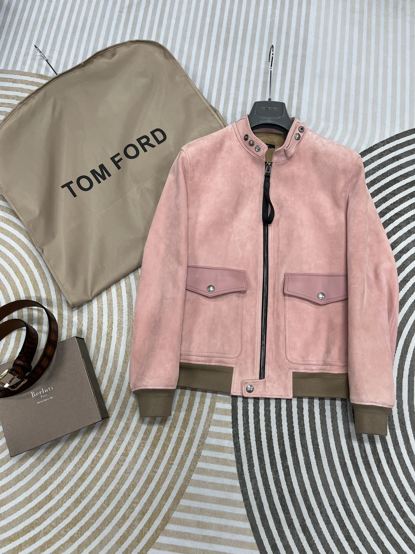 NO:689165,Top version, free dust bag!  High-end ruthless goods!  TOM FORD's low-key, luxurious and meaningful leather jackets are the first choice for rich and handsome men and bosses!  The simple and elegant style makes people never tire of it; and the fine workmanship details all highlight its low-key yet luxurious feel!  Only successful people can match and control it!  The material is selected from high-quality mixed-breed sheep suede, with handmade edge oil craftsmanship. The workmanship is superb and worthy of your appreciation!  Model No. AG22923 Regular fit, size 48-56, 7 days for cutting, men's clothing, tom ford, leather jacket,19860909顶级版本,赠送防尘袋！高端狠货！TOM FORD低调奢华有内涵的皮衣,高富帅,霸总首选品牌服饰！ 简约大气的款式,让人百开不厌；又精细的做工细节无不提现他的低调兼具奢华感！只有成功人士才能匹配驾驭的了！材质精选优质混种羊反绒,搭配手工边油工艺,超做工值得你品鉴！ 款号AG22923 版型常规 尺码48-56 断码工期7天,男装,tom ford,leather jacket,,Women's clothing