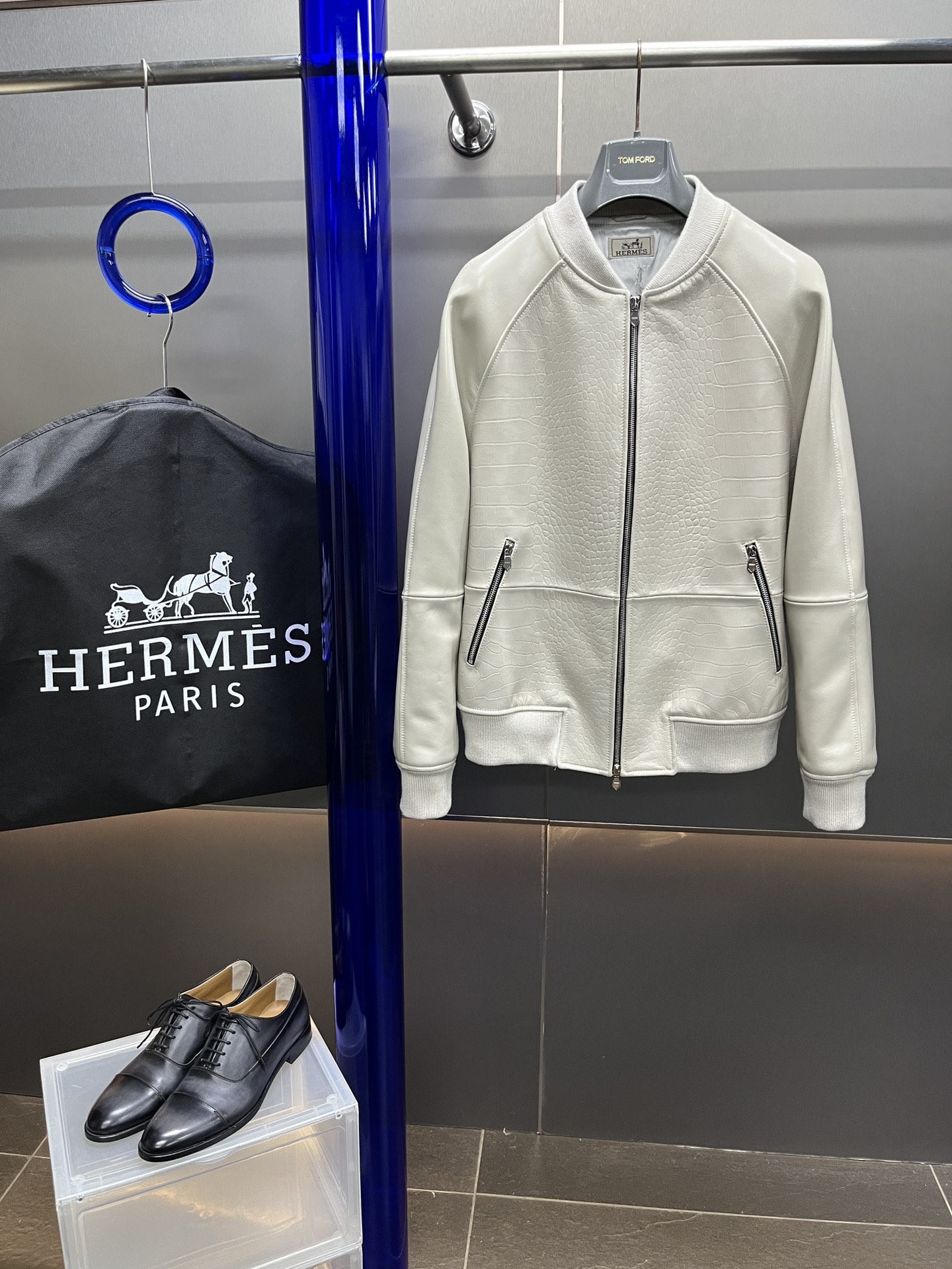 NO:689159,Model number AG22916 Hermes crocodile pattern spliced sheepskin baseball style business leather jacket, which perfectly combines luxury and strength, has become a treasure in the business men's wardrobe. This is not only a leather jacket, but also a work of art. Every time you wear it, you inadvertently reveal your confidence and unique taste. Material Sheepskin crocodile pattern + sheepskin lining jacquard lining Size 48-56 (customized special size)  Color classic black, elegant white, Hermes-clothing,hermes,hermes,jackets & coats,sheepskin,19860909款号AG22916 爱马仕Hermes 鳄鱼纹拼接羊皮棒球款商务皮夹克,将奢华与力量完美融合,成为商务男士衣橱中的瑰宝.这不仅是一件皮夹克,更是一件艺术品,每一次穿着都在不经意间透露出自信和独特的品位. 材质羊皮鳄鱼纹+羊皮 里布提花里布 尺码48-56（定制特殊尺寸） 颜色经典黑,优雅白,爱马仕-服装,hermes,hermes,jackets & coats,sheepskin,,Women's clothing