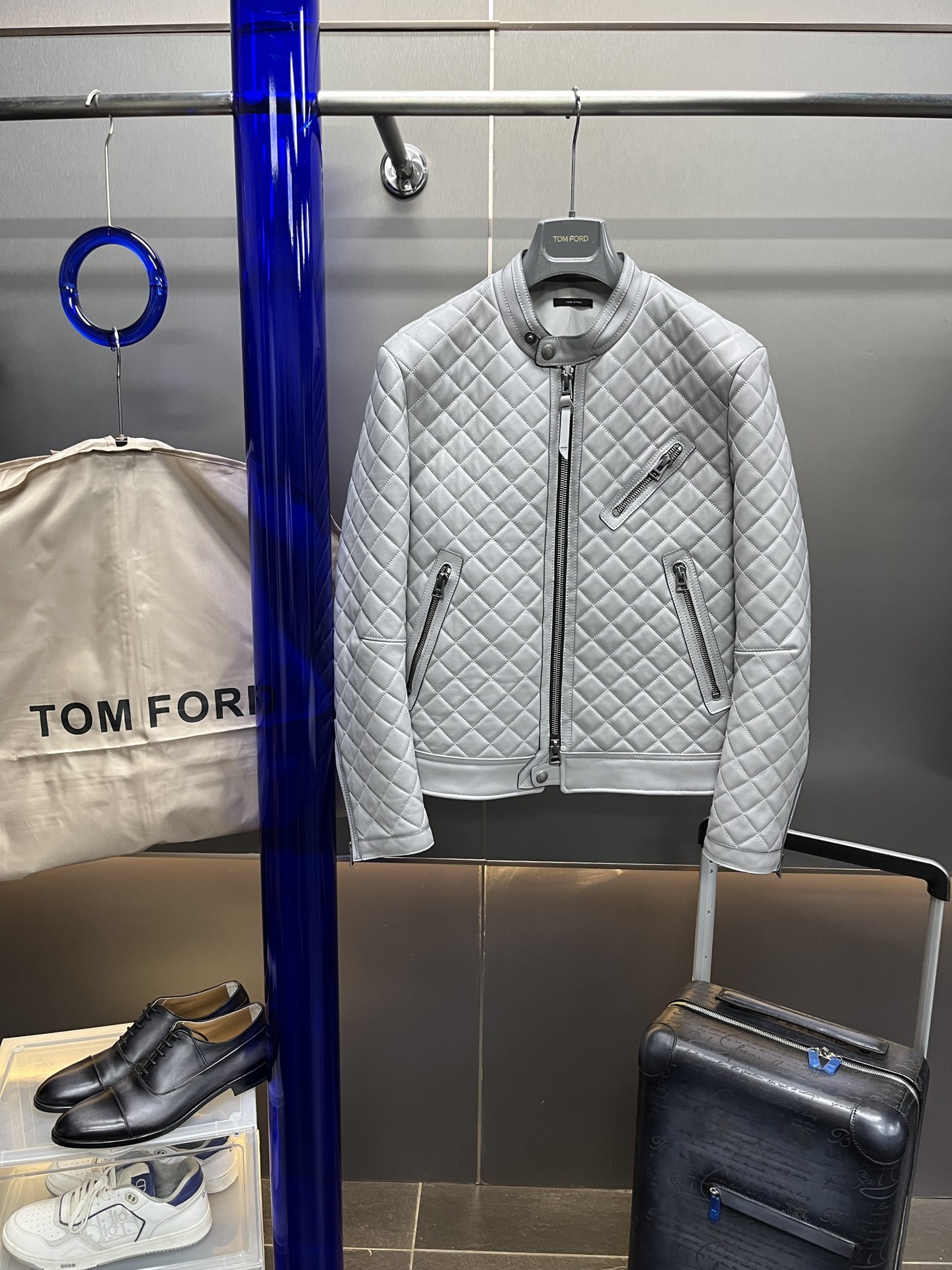 NO:638043,Branded dust bag included!  The price is a little expensive, full of details, and great value for money!  TOM FORD fashionable motorcycle cotton plaid leather jacket, the official website strongly recommends it, the diamond pattern is very full, full of visual impact, making men have both grace and warmth, adding a different style to you this autumn and winter. Model number AG23123 Material imported lambskin lining Iceba cupro silk lining Craftsman oil edge Slim fit short size 48-56 (other sizes can be customized), men's clothing, tom ford, jackets &  coats,sheepskin,alexander wang19860909赠送品牌防尘袋！ 价格小贵,细节满满,物超所值！ TOM FORD 时尚机车棉格皮夹克,官网力推款,菱格非常饱满,视觉冲击感十足,让男人风度和温度都兼具,这个秋冬为您增添不一样的风采. 款号AG23123 材质进口小羊皮 里布冰霸铜氨丝里布 工艺油边 版型修身短款 尺码48-56（其它码数可以定制）,男装,tom ford,jackets & coats,sheepskin,alexander wang,Women's clothing