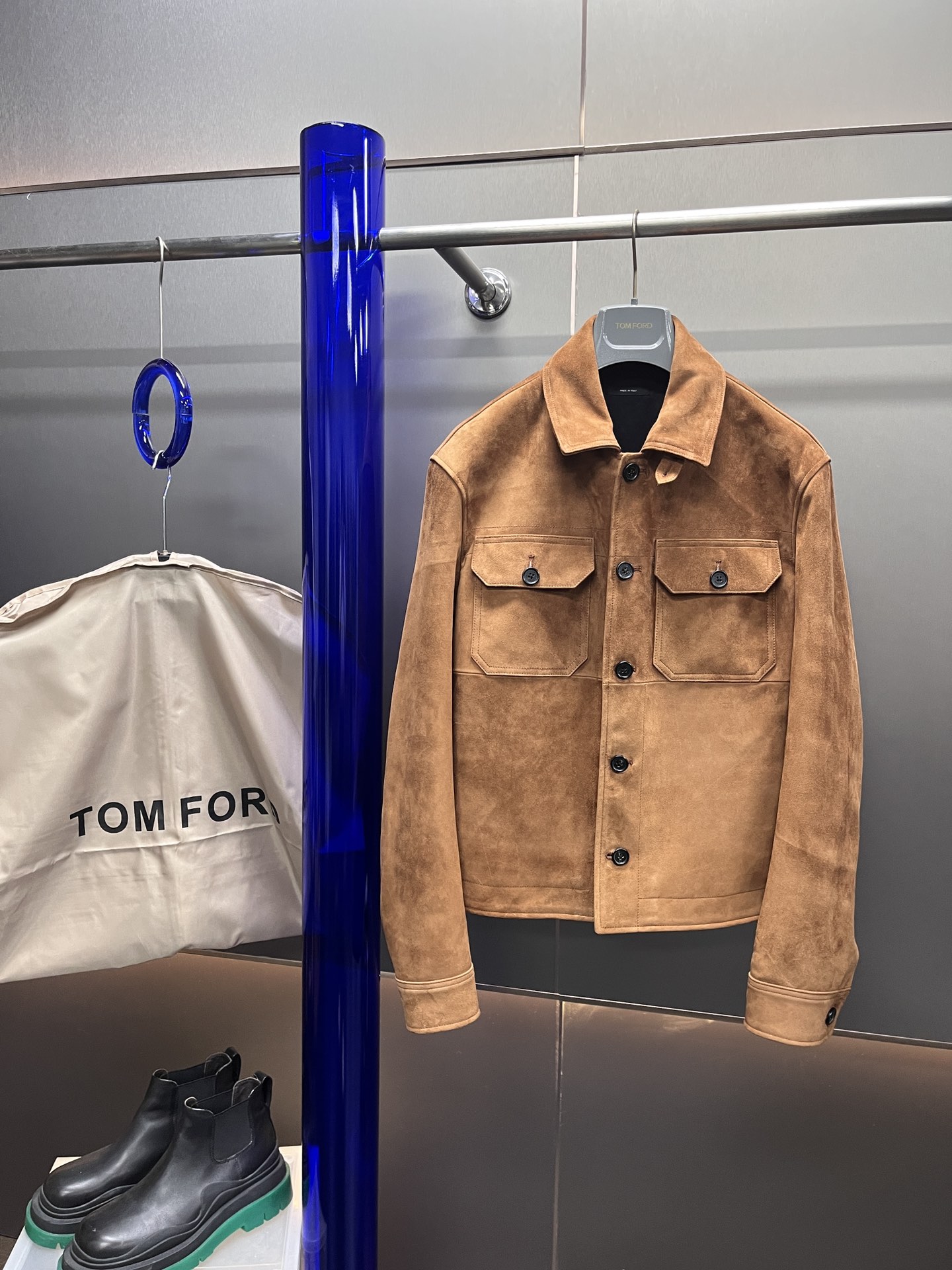 NO:689170,TOM FORD's new leather jacket, the counter price is 5W7, this lapel leather jacket is relatively mature and stable, suitable for handsome men with status, and can be controlled by the boss, which can show more temperament. Model No. AG22919 Material mixed sheep suede leather lapel jacket Regular version Size 48-56 Customized (special size plus money for customization) Color yellow, khaki, grass green, navy blue (other colors), men's clothing, tom ford, jackets &  coats,19860909TOM FORD 新款皮夹克,专柜售价5W7,这就翻领皮夹克,相对便成熟稳重,适合有身份的型男,老板来驾驭,能更显气质. 款号AG22919  材质混种羊反绒皮翻领夹克 版型常规版型 码数48-56定制（特殊尺码加钱定制） 颜色黄色,卡其色,草绿色,藏蓝色（其他颜色）,男装,tom ford,jackets & coats,,Women's clothing