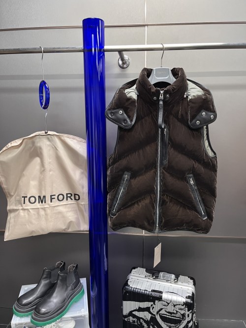 Tom Ford Donkerbruin Velvet Down Vest met Leren Accenten - Premium Kwaliteit 1 Tom Ford Donkerbruin Velvet Down Vest met Leren Accenten - Premium Kwaliteit