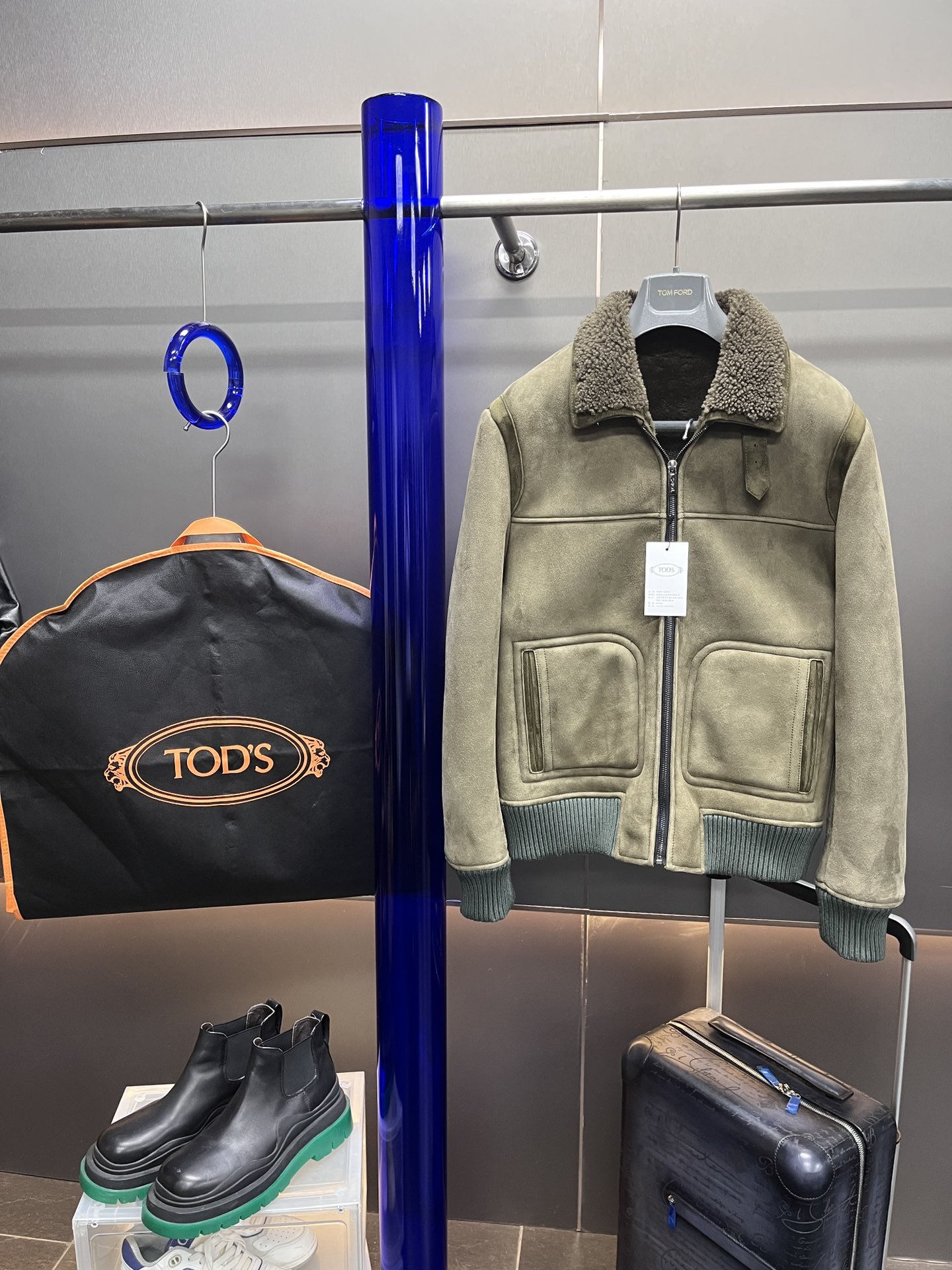 NO:638046,High-end customized model, model number AG23171; TODS sheepskin and fur one-piece baseball leather jacket is coming in force. Short lapel version, the upper body is very beautiful, the warm color makes people more warm, and the imported merino sheep fur one-piece is more high-end and noble. The version is slim and short. Material Sheepskin and fur one-piece. The version is slim and short. Size 48-56 (accept customization) Color brown, green (other colors can be customized, men's clothing, Tod's, jackets  & coats,sheepskin,alexander wang19860909高端定制款,款号AG23171; TODS 羊皮毛一体棒球皮夹克,强势来袭.短款翻领版型,上身超时间好看,暖色系让人更加暖气,进口美丽奴羊皮毛一体更加高档贵气.版型修身短款. 材质羊皮毛一体 版型修身短款 尺码48-56（接受定制） 颜色棕色,绿色（其他颜色接手定制,男装,Tod's,jackets & coats,sheepskin,alexander wang,Women's clothing