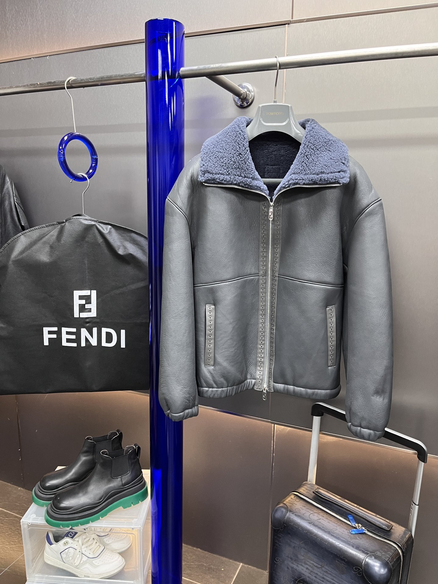 NO:638604,Fendi fur integrated, new product debut!  Model number19860909Fendi皮毛一体,新品首发！ 款号XK36836 美利奴羊毛皮毛一体,时尚保暖一体,F标志压纹标签. 版型宽松 尺码48-56 颜色灰蓝,黑色 版型落肩,芬迪-服装,fendi,fendi,alexander wang,Women's clothing
