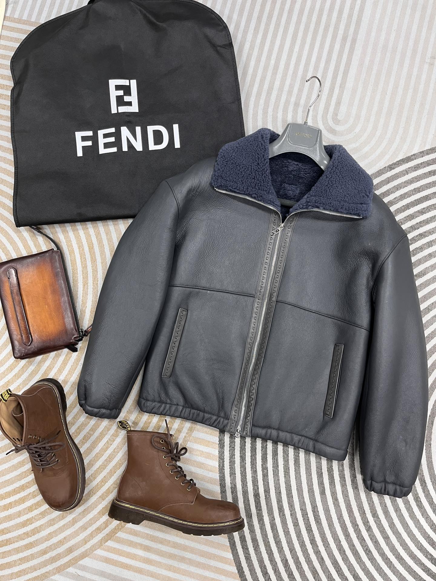 NO:638607,Fendi fur integrated, new product debut!  Model number19860909Fendi皮毛一体,新品首发！ 款号XK36836 美利奴羊毛皮毛一体,时尚保暖一体,F标志压纹标签. 版型宽松 尺码48-56 颜色灰蓝 版型落肩,芬迪-服装,fendi,fendi,alexander wang,Women's clothing