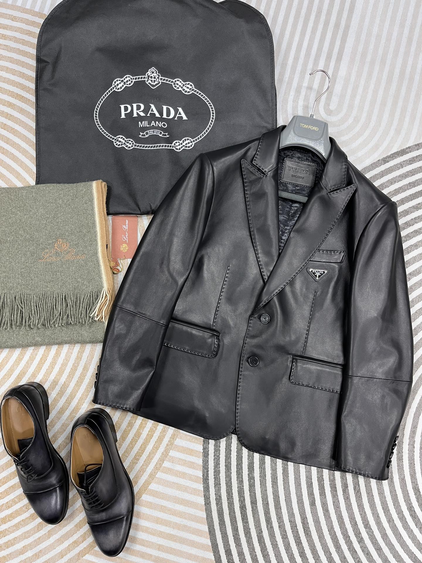 NO:689173,Prada tall, rich and handsome sheepskin suit, a black lambskin suit has a unique aura of wealth. Not everyone can control it, but those who can control it are definitely tall, rich and handsome, elites who have perfect control over their bodies. It is a magic weapon that can distinguish you from a loser. Model No. AG22917-2 Material imported lambskin, lining rice white cupro, slim fit  Sizes 48-56 (special sizes can be customized with extra money), Prada-clothing, prada, prada, business suit, sheepskin,19860909Prada 高富帅羊皮西装,黑色小羊皮西装绝无仅有的富贵气息,不是所有人都能驾驭,但是能驾驭它的绝对是高富帅,对自己身材把控到位的精英人士,一件让你区别屌丝搭配神器. 款号AG22917-2 材质进口小羊皮 里布米白铜氨丝 版型修身 尺码48-56（特殊尺码加钱定制）,普拉达-服装,prada,prada,business suit,sheepskin,,Women's clothing