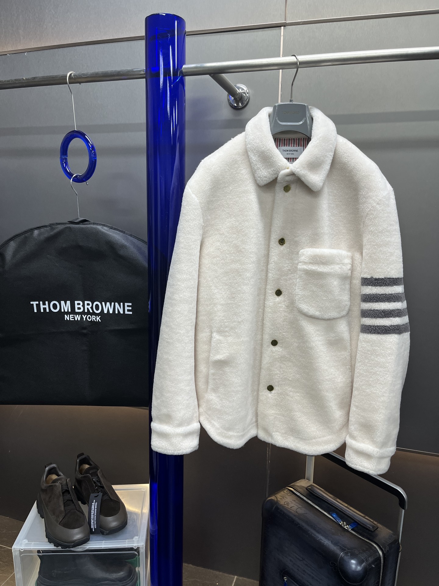 NO:638621,Style number  The wool feels good and the particles are rich, the hand feels soft and elastic, and the drape is good. The lining is made of TB striped lining. The upper body is comfortable and stylish, keeping warm and unburdened. The logo and decoration on the clothes are sewn with leather binding. The flatness of the clothes is well presented. The sewing stitches are fine and neat, without unnecessary threads, and the firmness is very good. Size 1, 2, 3, 4, 5, Thom Brown - clothing, thom browne, jackets & coats, alexander  wang19860909款号XK23319,颜色黑色,粉,米白. TB 新款秋冬羊剪绒外套 超爆款  高端系列 面料采用澳洲进口羊毛 毛感好颗粒丰厚,手感软糯富有弹性,垂感佳质感好,内里TB条纹里布做里,上身舒适有型,保暖无负担,衣上logo和装饰采用皮革包边缝制,衣服的平整度很好的呈现,缝合针脚细腻整齐,没有多余的杂线,牢固度很好. Size 1码、2码、3码、4码、5码,汤姆布朗-服装,thom browne,jackets & coats,alexander wang,Women's clothing