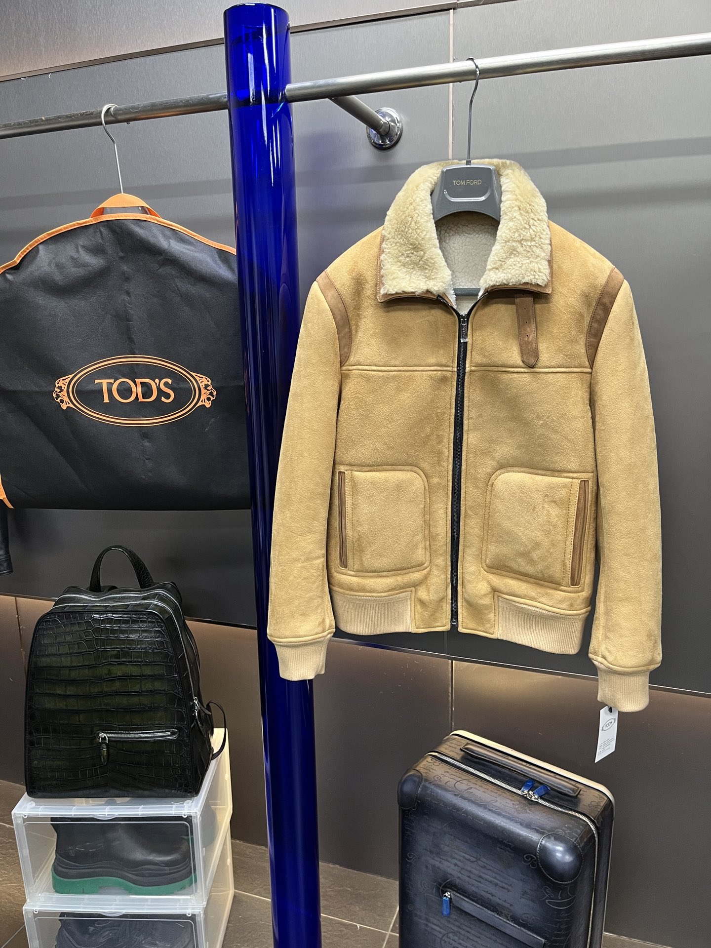 NO:638052,Model No. AG23171; TODS Sheepskin all-in-one baseball leather jacket, coming in strong. Short lapel version, the upper body is very beautiful, warm brown color makes people more warm, imported merino sheepskin all-in-one is more high-end and noble. The version is slim and short. Material Sheepskin all-in-one, the version is slim and short. Size 48-56 (accept customization) Color brown (other colors can be customized, men's clothing, Tod's, jackets &  coats,sheepskin,alexander wang19860909款号AG23171; TODS 羊皮毛一体棒球皮夹克,强势来袭.短款翻领版型,上身超时间好看,暖棕色系让人更加暖气,进口美丽奴羊皮毛一体更加高档贵气.版型修身短款. 材质羊皮毛一体 版型修身短款 尺码48-56（接受定制） 颜色棕色（其他颜色接手定制,男装,Tod's,jackets & coats,sheepskin,alexander wang,Women's clothing