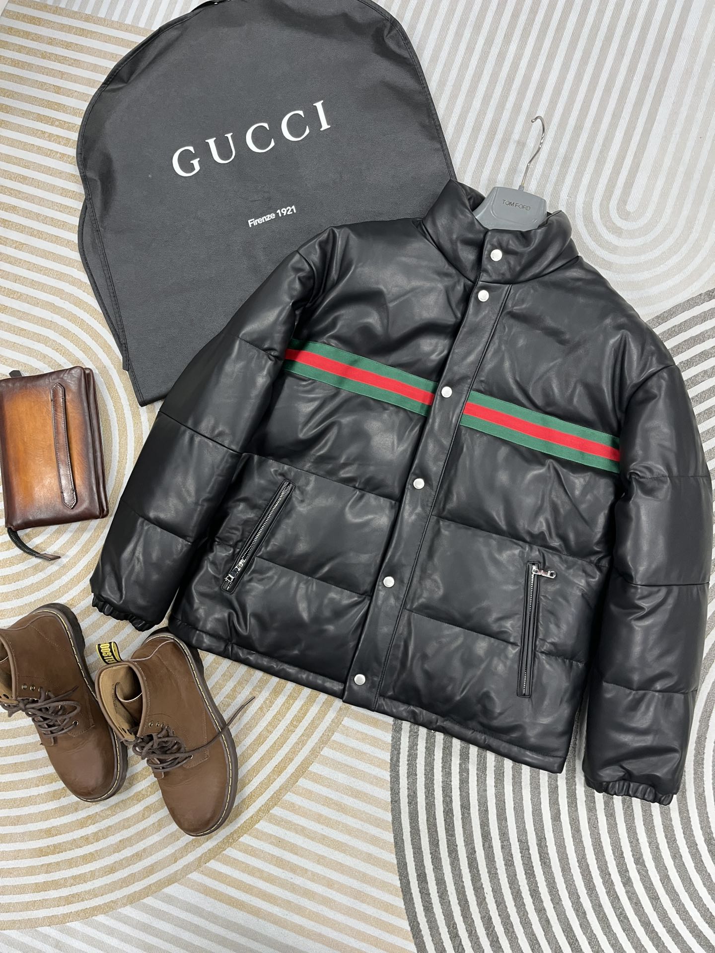 NO:638618,Free dust bag!  Style number XK22622, gucci leather and down!  This casual leather down is simple and elegant, with Gucci's highly iconic red and green webbing on the chest, which strengthens the brand sense and also adds a fashion element. The leather is made of ultra-thin and soft sheepskin, which has a first-class feel and super texture. The hardware adopts customized GUCCI-logo retro imitation acid and oxidation process, which is more practical and durable. Material Sheepskin Liner 300g duck down. Slim fit Size 48-56, Gucci - Clothing, gucci, gucci, down  jacket,sheepskin,alexander wang19860909赠送防尘袋！款号XK22622,gucci皮羽绒！这款休闲皮羽绒,简约大气,胸口搭配gucci标识性极强的红绿织带,即强化了品牌感,同时也增添了时尚元素.皮料采用超薄柔软绵羊皮,手感一流,质感超.五金采用定制GUCCI-logo复古仿酸仿氧化工艺,更加实用且耐用. 材质绵羊皮 内胆300g鸭绒. 版型修身 尺码48-56,古驰-服装,gucci,gucci,down jacket,sheepskin,alexander wang,Women's clothing