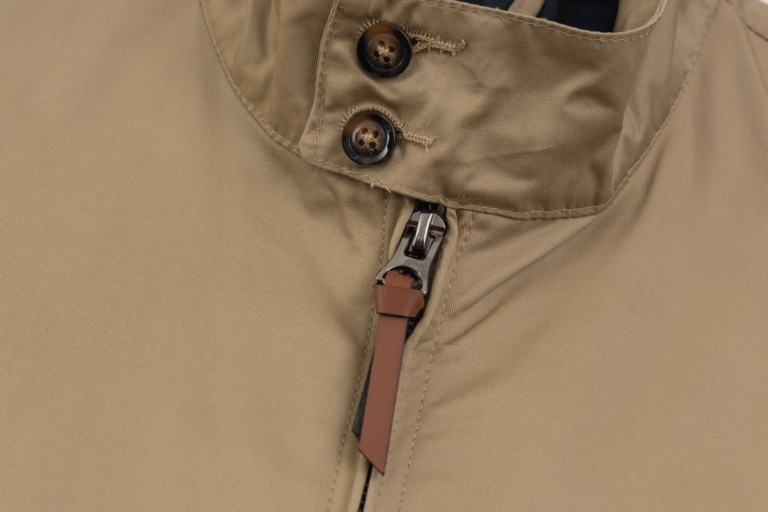 💰150 Ralph Lauren/拉夫劳伦 美式古着经典翻领老干部复古夹克外套 秋冬加厚 内里毛呢
经典的设计 永恒的经典 全棉面料厚实 呈现年代感vintage 领子袖口彩格子点缀 男女怎么穿都好看 怎么舒服怎么穿 主打松弛复古 YYDS 男女人手一件 秋冬不可或缺的一件, 当下最火的夹克 百分百棉斜纹厚实厚实,纯棉彩色格子里布区别市场数码印花。精致刺绣 。哈林顿夹克版型宽松 短肥 超级百搭 ,穿上就是cleanfit 顶男顶女!
颜色: 卡其 藏青 黑色
尺码: M/L/XL
货号:101578