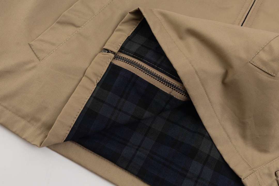💰150 Ralph Lauren/拉夫劳伦 美式古着经典翻领老干部复古夹克外套 秋冬加厚 内里毛呢
经典的设计 永恒的经典 全棉面料厚实 呈现年代感vintage 领子袖口彩格子点缀 男女怎么穿都好看 怎么舒服怎么穿 主打松弛复古 YYDS 男女人手一件 秋冬不可或缺的一件, 当下最火的夹克 百分百棉斜纹厚实厚实,纯棉彩色格子里布区别市场数码印花。精致刺绣 。哈林顿夹克版型宽松 短肥 超级百搭 ,穿上就是cleanfit 顶男顶女!
颜色: 卡其 藏青 黑色
尺码: M/L/XL
货号:101578