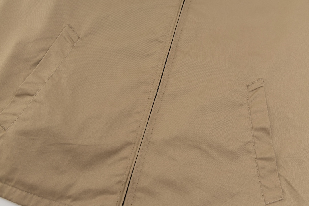 💰150 Ralph Lauren/拉夫劳伦 美式古着经典翻领老干部复古夹克外套 秋冬加厚 内里毛呢
经典的设计 永恒的经典 全棉面料厚实 呈现年代感vintage 领子袖口彩格子点缀 男女怎么穿都好看 怎么舒服怎么穿 主打松弛复古 YYDS 男女人手一件 秋冬不可或缺的一件, 当下最火的夹克 百分百棉斜纹厚实厚实,纯棉彩色格子里布区别市场数码印花。精致刺绣 。哈林顿夹克版型宽松 短肥 超级百搭 ,穿上就是cleanfit 顶男顶女!
颜色: 卡其 藏青 黑色
尺码: M/L/XL
货号:101578