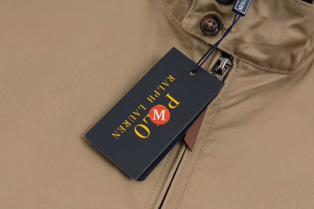 💰150 Ralph Lauren/拉夫劳伦 美式古着经典翻领老干部复古夹克外套 秋冬加厚 内里毛呢
经典的设计 永恒的经典 全棉面料厚实 呈现年代感vintage 领子袖口彩格子点缀 男女怎么穿都好看 怎么舒服怎么穿 主打松弛复古 YYDS 男女人手一件 秋冬不可或缺的一件, 当下最火的夹克 百分百棉斜纹厚实厚实,纯棉彩色格子里布区别市场数码印花。精致刺绣 。哈林顿夹克版型宽松 短肥 超级百搭 ,穿上就是cleanfit 顶男顶女!
颜色: 卡其 藏青 黑色
尺码: M/L/XL
货号:101578