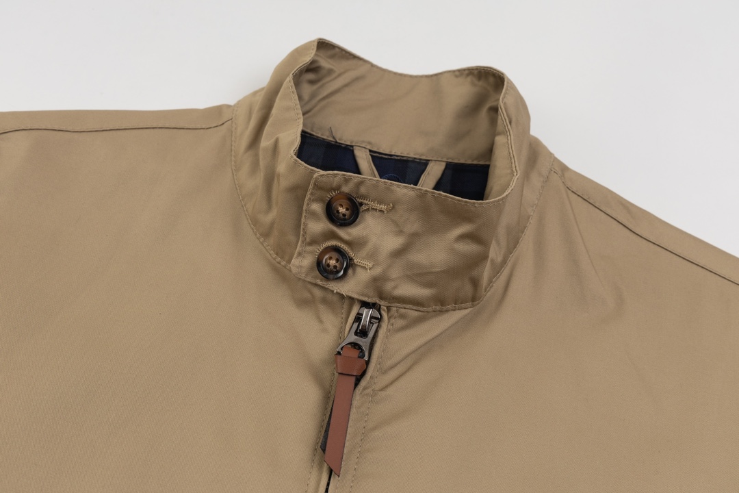 💰150 Ralph Lauren/拉夫劳伦 美式古着经典翻领老干部复古夹克外套 秋冬加厚 内里毛呢
经典的设计 永恒的经典 全棉面料厚实 呈现年代感vintage 领子袖口彩格子点缀 男女怎么穿都好看 怎么舒服怎么穿 主打松弛复古 YYDS 男女人手一件 秋冬不可或缺的一件, 当下最火的夹克 百分百棉斜纹厚实厚实,纯棉彩色格子里布区别市场数码印花。精致刺绣 。哈林顿夹克版型宽松 短肥 超级百搭 ,穿上就是cleanfit 顶男顶女!
颜色: 卡其 藏青 黑色
尺码: M/L/XL
货号:101578