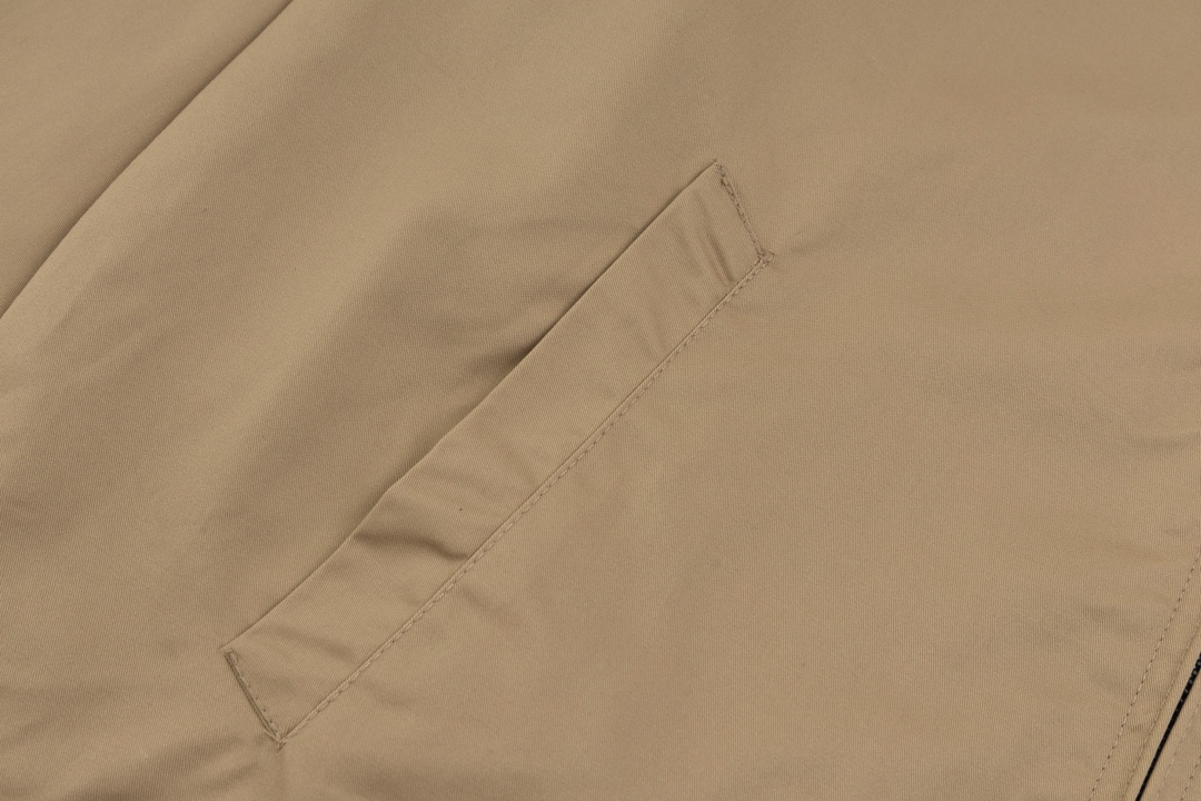 💰150 Ralph Lauren/拉夫劳伦 美式古着经典翻领老干部复古夹克外套 秋冬加厚 内里毛呢
经典的设计 永恒的经典 全棉面料厚实 呈现年代感vintage 领子袖口彩格子点缀 男女怎么穿都好看 怎么舒服怎么穿 主打松弛复古 YYDS 男女人手一件 秋冬不可或缺的一件, 当下最火的夹克 百分百棉斜纹厚实厚实,纯棉彩色格子里布区别市场数码印花。精致刺绣 。哈林顿夹克版型宽松 短肥 超级百搭 ,穿上就是cleanfit 顶男顶女!
颜色: 卡其 藏青 黑色
尺码: M/L/XL
货号:101578