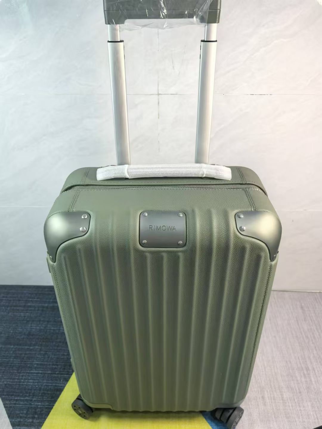 NO:270025,First launch [Rose] Rimowa full cowhide distinct series, 21-inch boarding case, olive green Introduction 1. Imported cowhide technology, showing high-end 2. Standard pure cotton bag, instruction manual, genuine leather boarding pass 3. Infinite pull rod, bearing wheel, conspicuous LOGO pole at the center of the wheel, bringing different visual effects 4. It comes with high-tech strong magnetic chip scanning, cowhide19860909首发[玫瑰]Rimowa全牛皮款 distinct系列, 21寸登机箱,橄榄绿色 简介说明 1、进口全牛皮工艺,尽显高档 2、标配纯棉布袋,说明书,真皮登机牌 3、无极拉杆,轴承轮子,轮心处显眼的LOGO极至凸显,带来不一样的视觉效果 4、自带高科技强磁芯片扫描,,cowhide,luggage