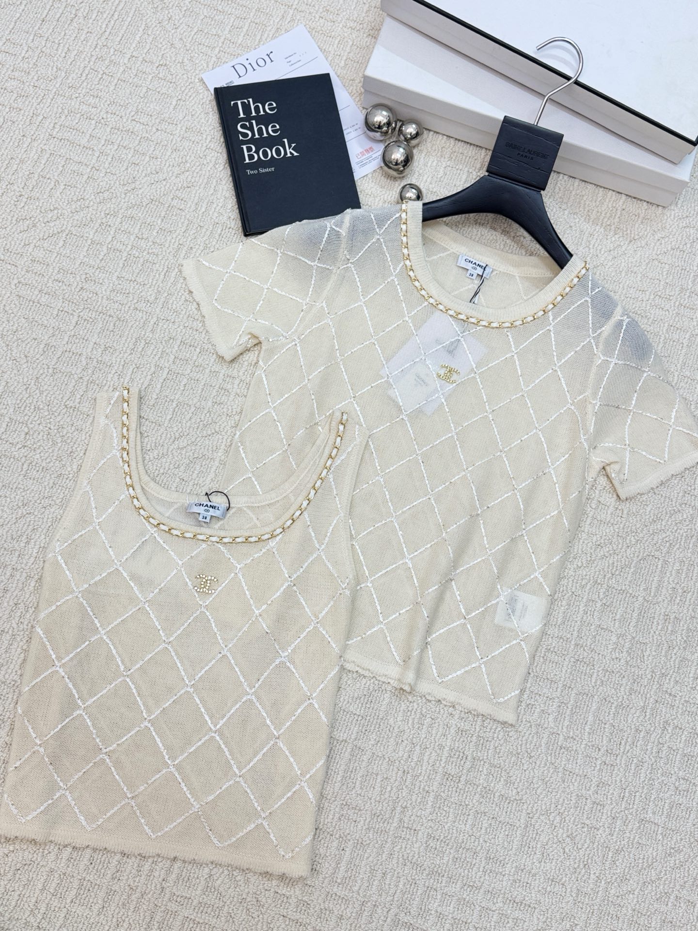 NO:426881,New two-color chain short sleeve fabric breathable logo pattern embellishment and high-end atmosphere on the upper body Size //, T-shirt, alexander wang19860909新款 二色链条短袖 面料透气 logo图案修饰点缀 上身高级氛围感 码数//,,T-shirt,alexander wang,Women's clothing