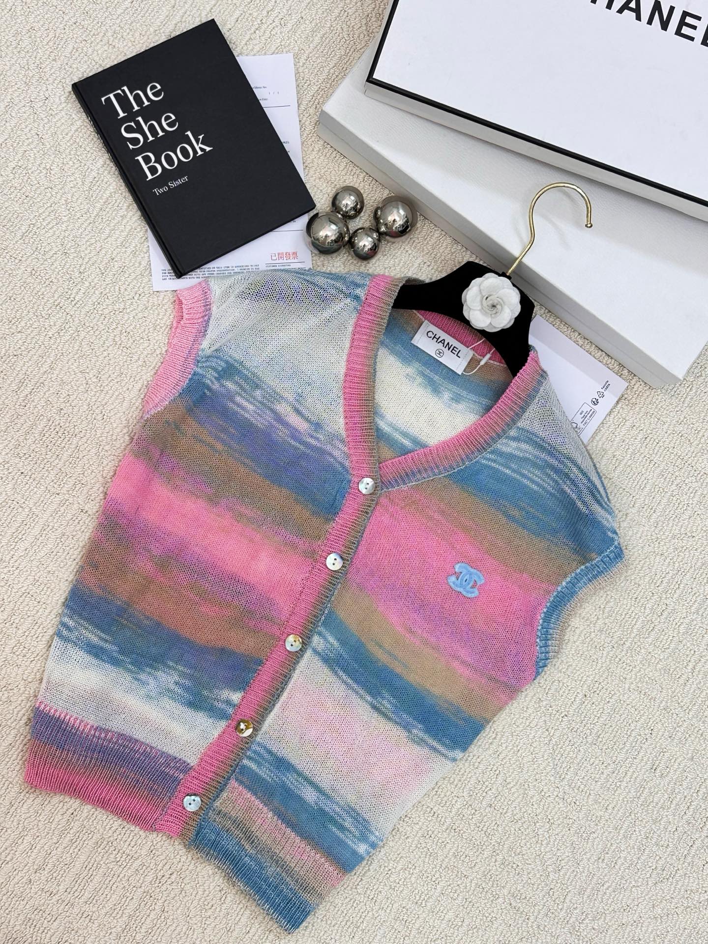 NO:432621,New vest cardigan fabric breathable, gradient logo pattern embellishment, high-end atmosphere on the upper body, size //, alexander wang19860909新款 背心款开衫面料透气 渐变色logo图案修饰点缀 上身高级氛围感 码数//,,alexander wang,Women's clothing