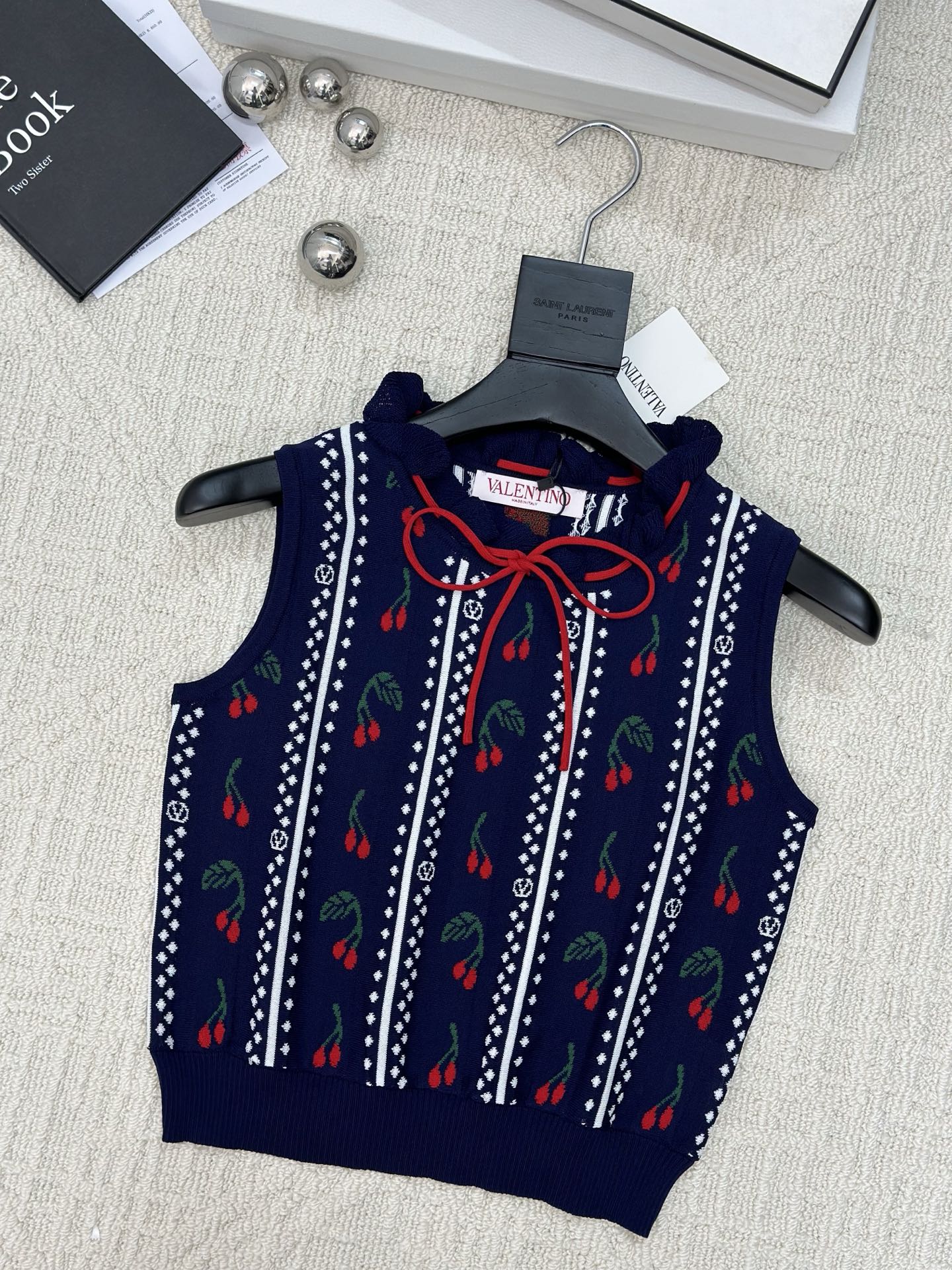 NO:432613,Valentino new style vest striped fabric breathable logo pattern embellishment and high-end atmosphere on the upper body. Size number //, valentino, alexander wang19860909Valentino 新款 背心条纹面料透气 logo图案修饰点缀 上身高级氛围感 码数//,,valentino,alexander wang,Women's clothing