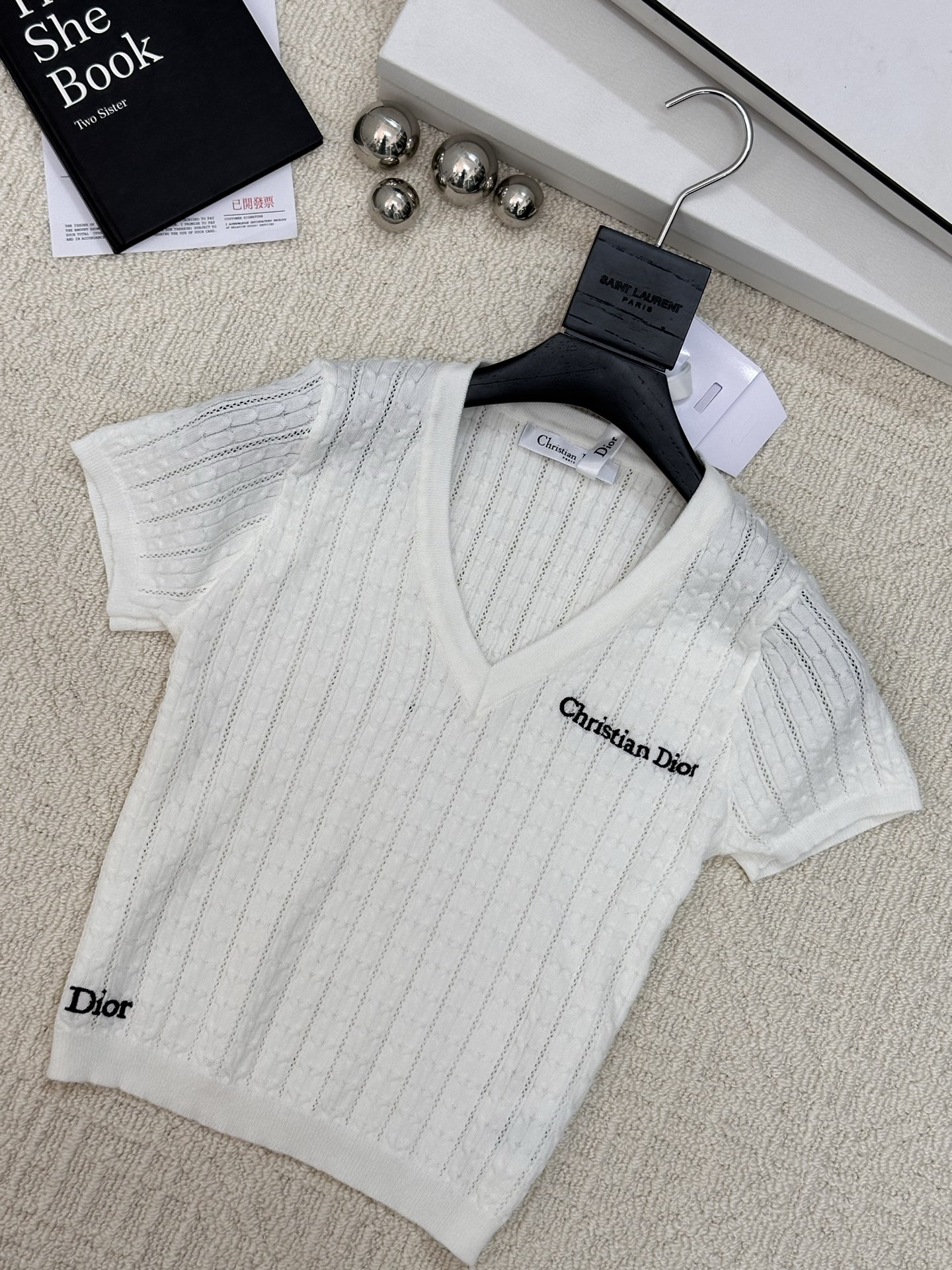 NO:432605,New style embroidered v-neck logo pattern embellishment and decoration, upper body slim and fashionable, size //,,alexander wang19860909新款 刺绣v领 logo图案点缀修饰 上身顯瘦時尚 码数//,,alexander wang,Women's clothing