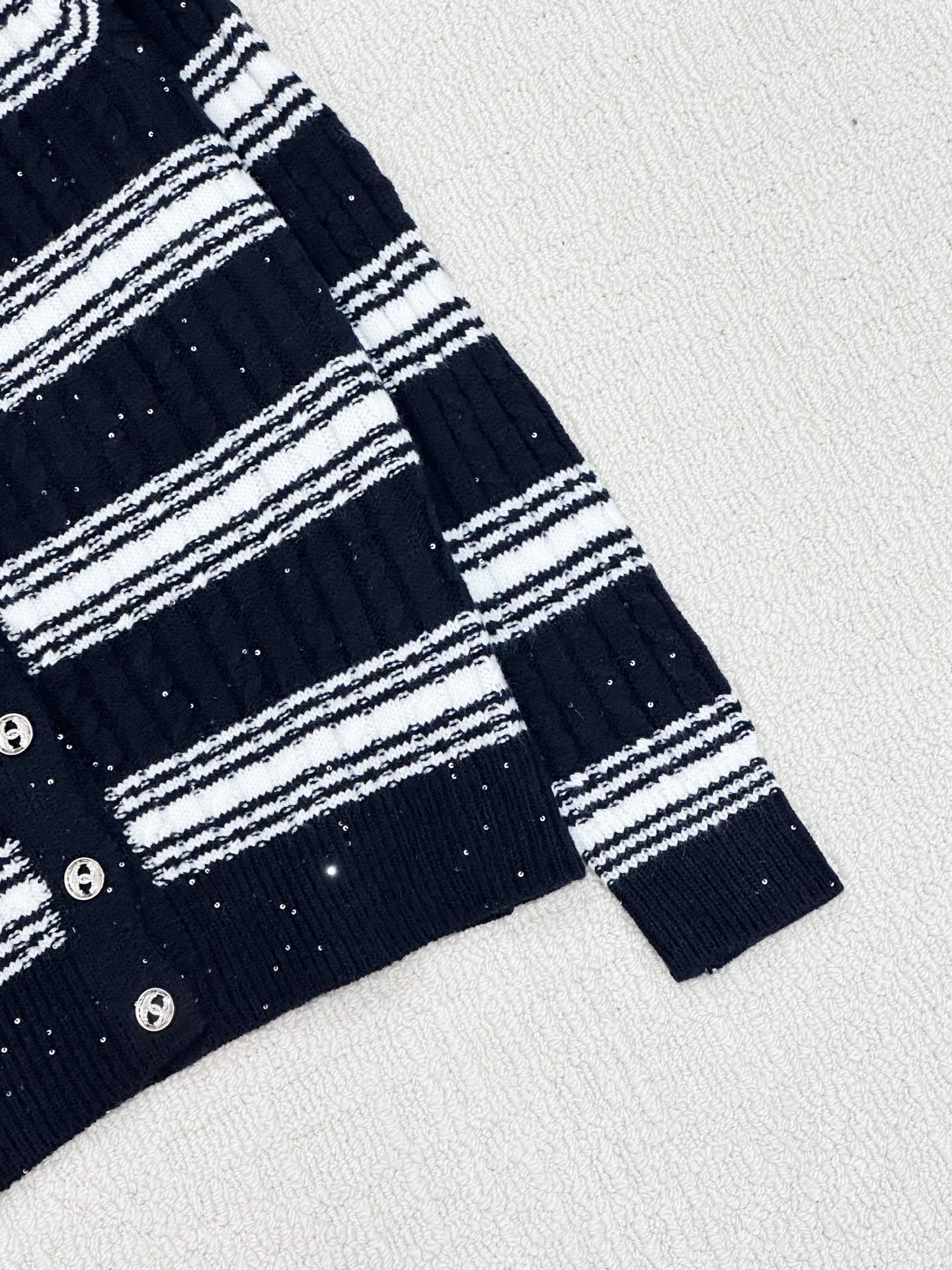 𝐂𝐡𝐚𝐧𝐞𝐥 𝟐𝟓新款 珠片条纹两件套款 logo图案修饰点缀 系列款出货 🆕🆕🆕 上身高级氛围感🈵️🈵